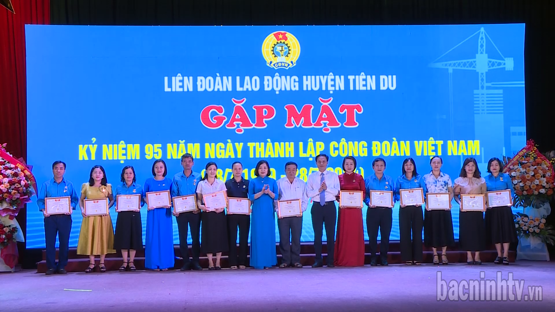 Tiên du gặp mặt, biểu dương cán bộ, đoàn viên công đoàn tiêu biểu xuất sắc