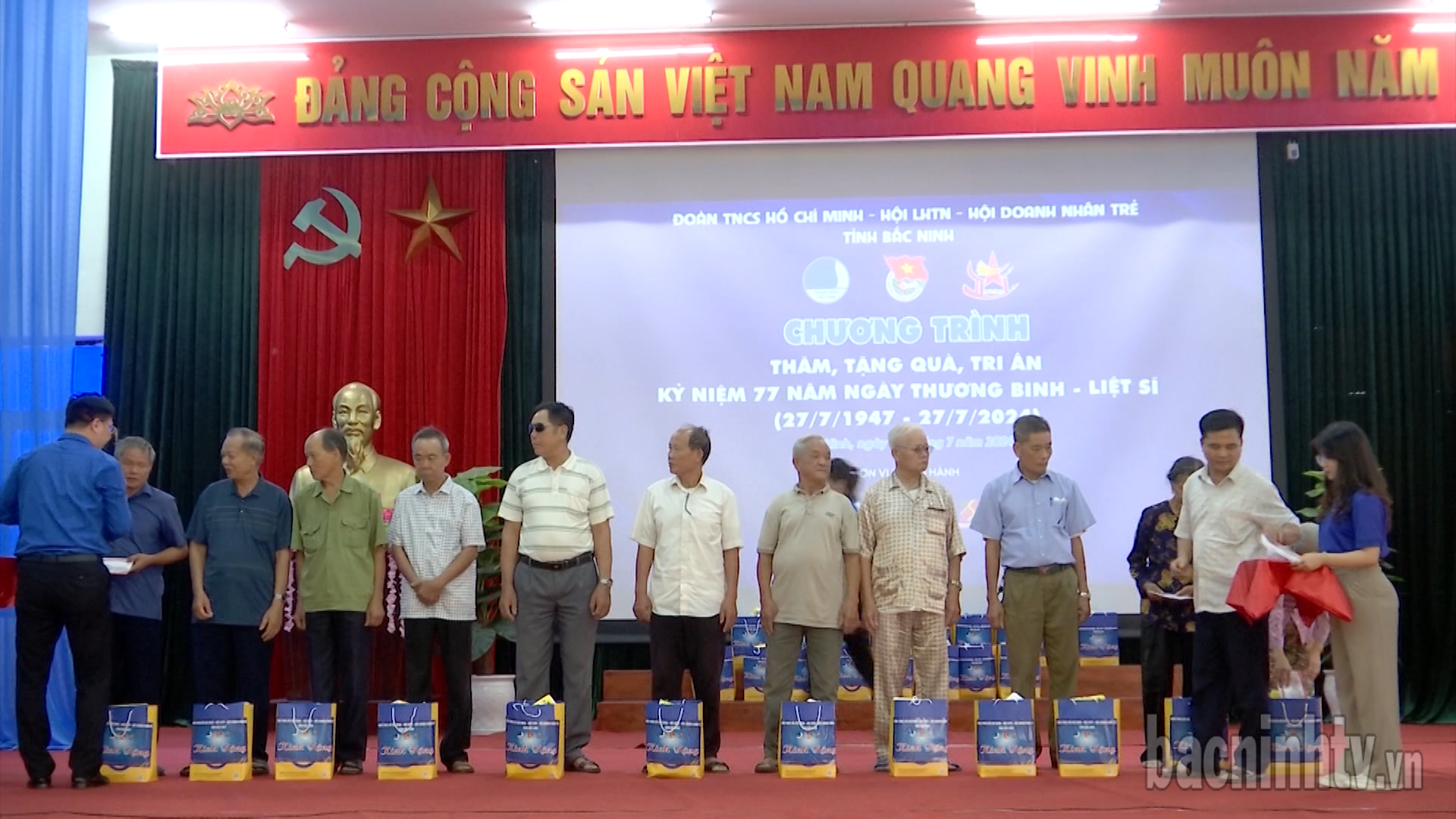 Hội Doanh nghiệp trẻ tỉnh tặng quà các gia đình chính sách