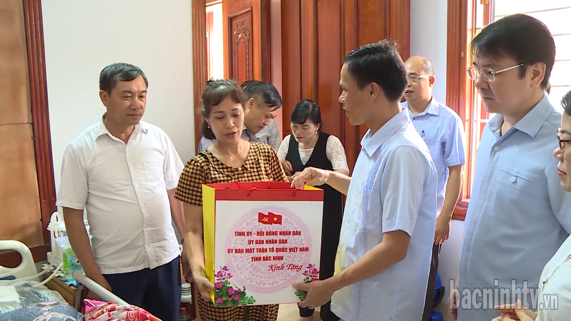 Huyện Tiên Du thăm, tặng quà nhân Ngày Thương binh - Liệt sĩ 27/7            