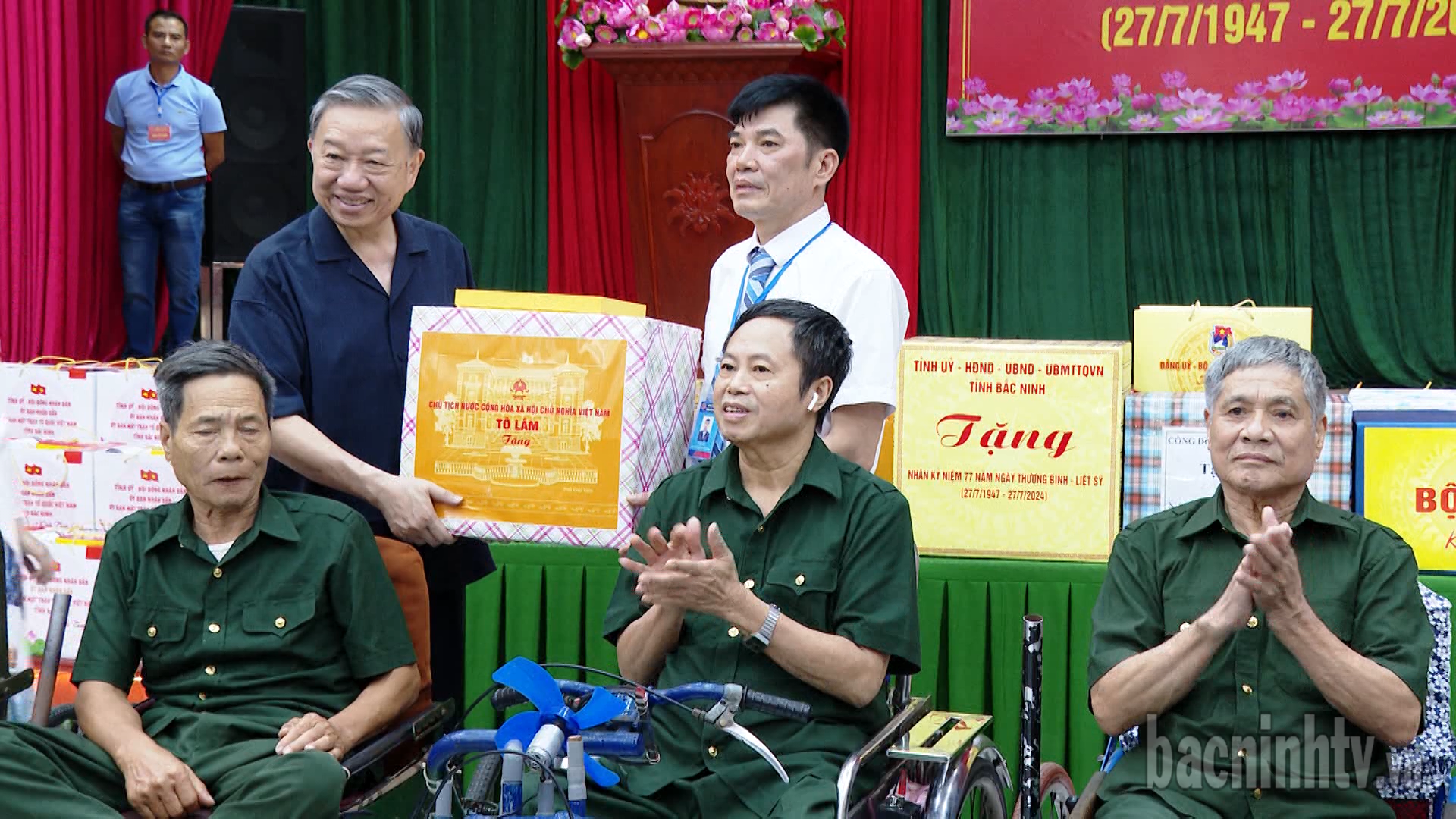 Chủ tịch nước thăm, tặng quà Mẹ VNAH, thương, bệnh binh tại Bắc Ninh