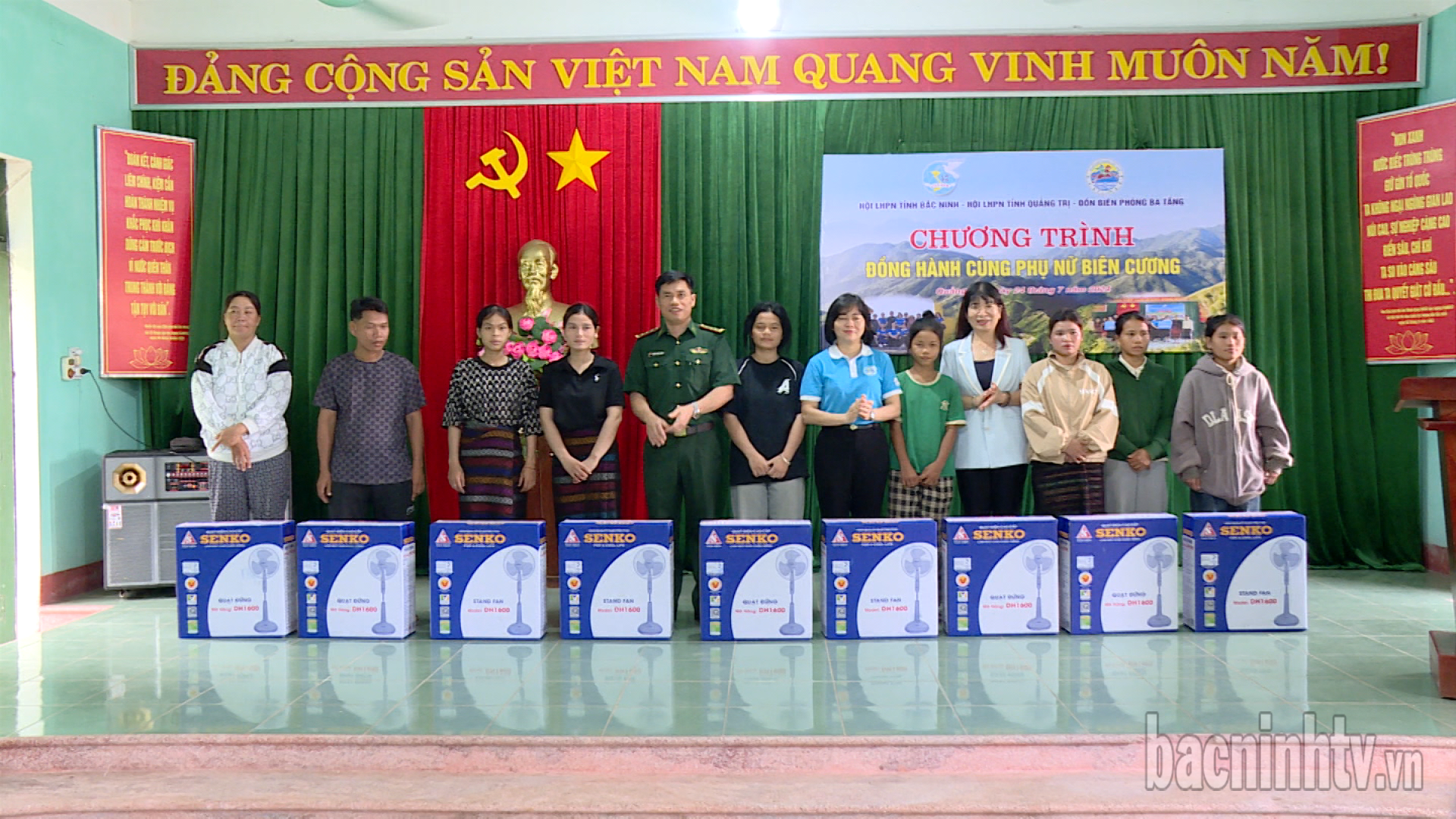 Hội LHPN tỉnh thăm, tặng quà tại tỉnh Quảng Trị