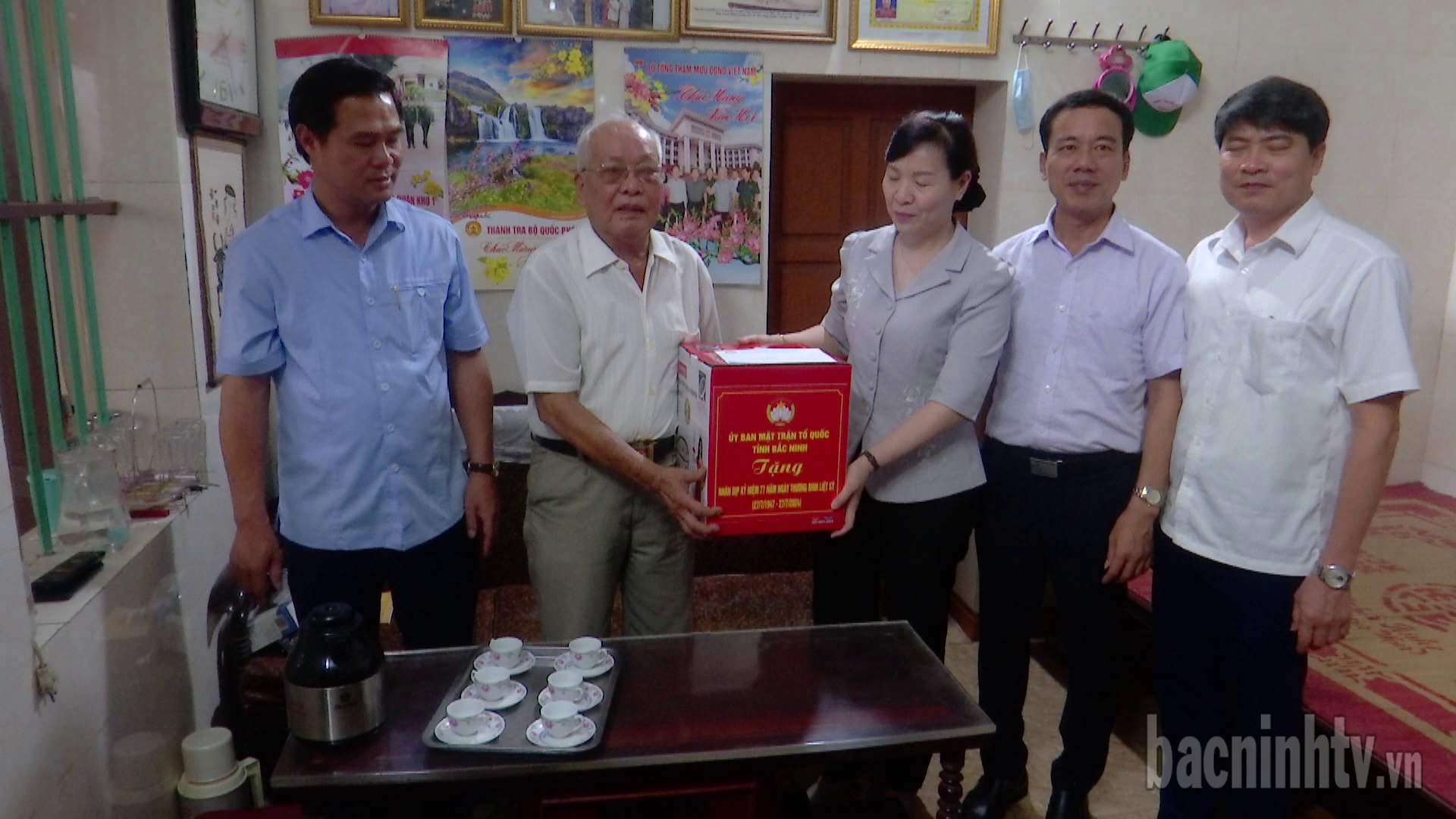 Chủ tịch Ủy ban MTTQ tỉnh thăm, tặng quà thương bệnh binh,  gia đình chính sách tại thành phố Từ Sơn