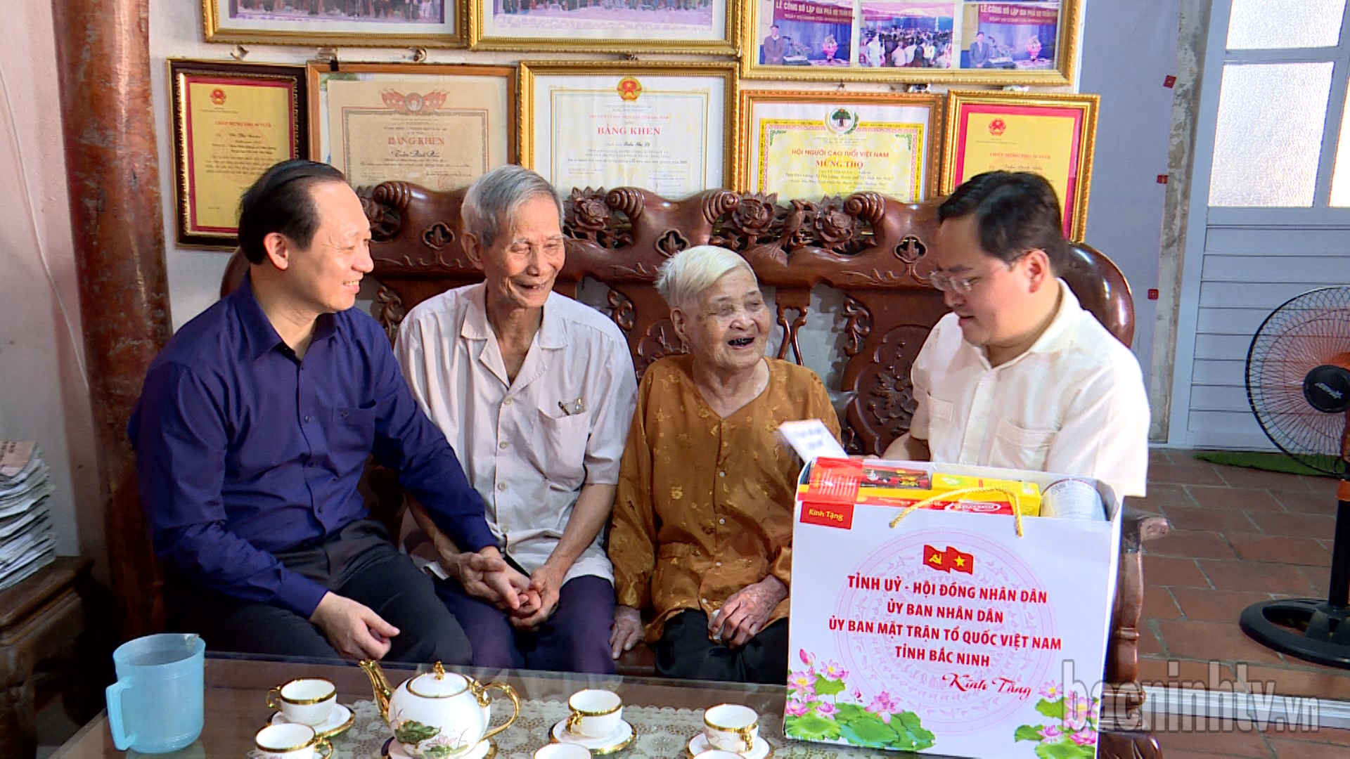 Bí thư Tỉnh uỷ Nguyễn Anh Tuấn tặng quà các gia đình chính sách  tại thị xã Quế Võ