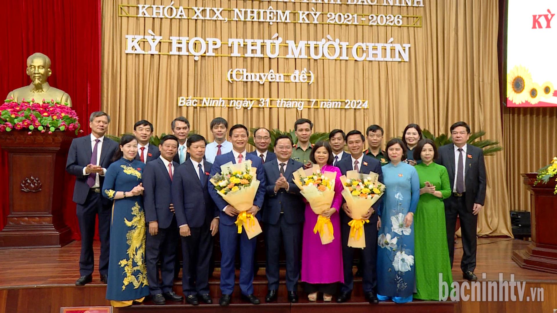 Bắc Ninh bầu một số vị trí lãnh đạo chủ chốt; đồng chí Nguyễn Hương Giang, giữ chức Chủ tịch HĐND tỉnh, đồng chí Vương Quốc Tuấn giữ chức Chủ tịch UBND tỉnh; đồng chí Lê Xuân Lợi giữ chức Phó Chủ tịch UBND tỉnh 