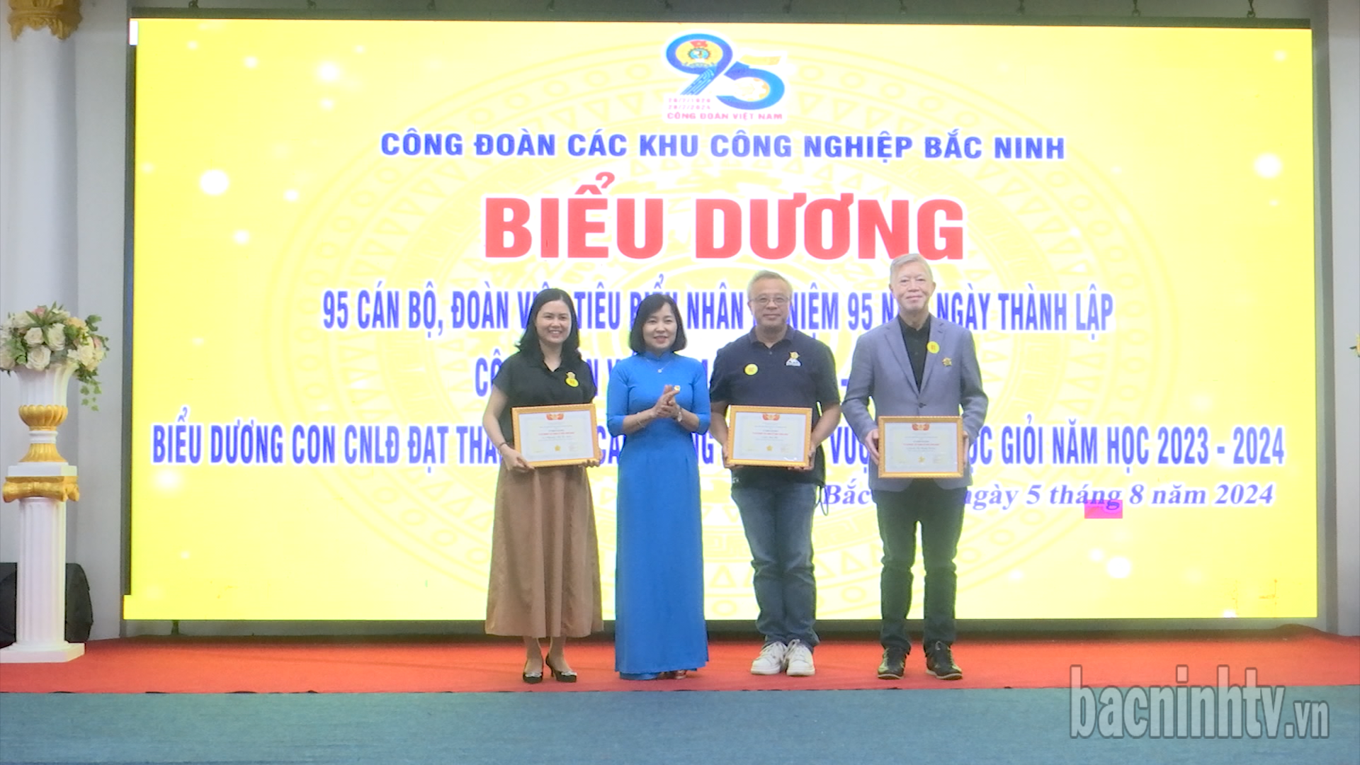 Biểu dương cán bộ, đoàn viên tiêu biểu và con công nhân lao động đạt thành tích cao trong học tập, vượt khó học giỏi