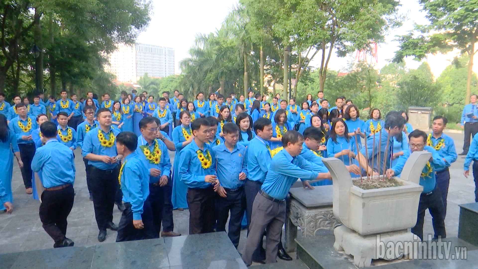 Đoàn đại biểu cán bộ Công đoàn tỉnh dâng hương đồng chí Hoàng Quốc Việt