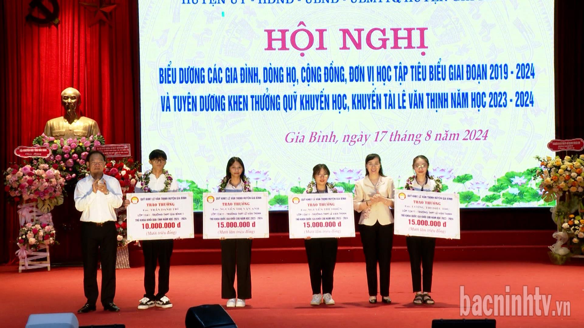 Huyện Gia Bình trao thưởng Quỹ Khuyến học, khuyến tài Lê Văn Thịnh            