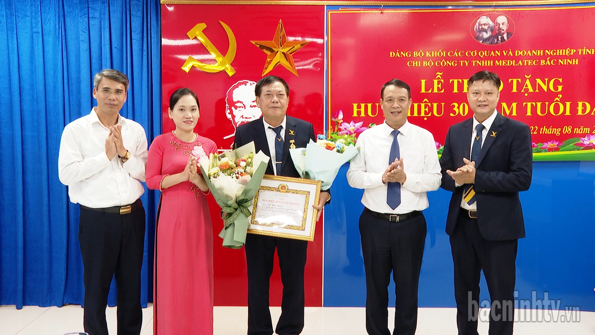 Chi bộ Công ty TNHH Medlatec Bắc Ninh trao Huy hiệu 30 năm tuổi Đảng
