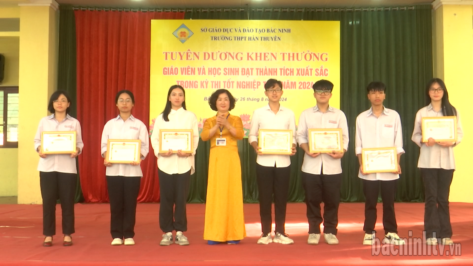 Trường THPT Hàn Thuyên khen thưởng học sinh đạt thành tích cao kỳ thi tốt nghiệp THPT 2024