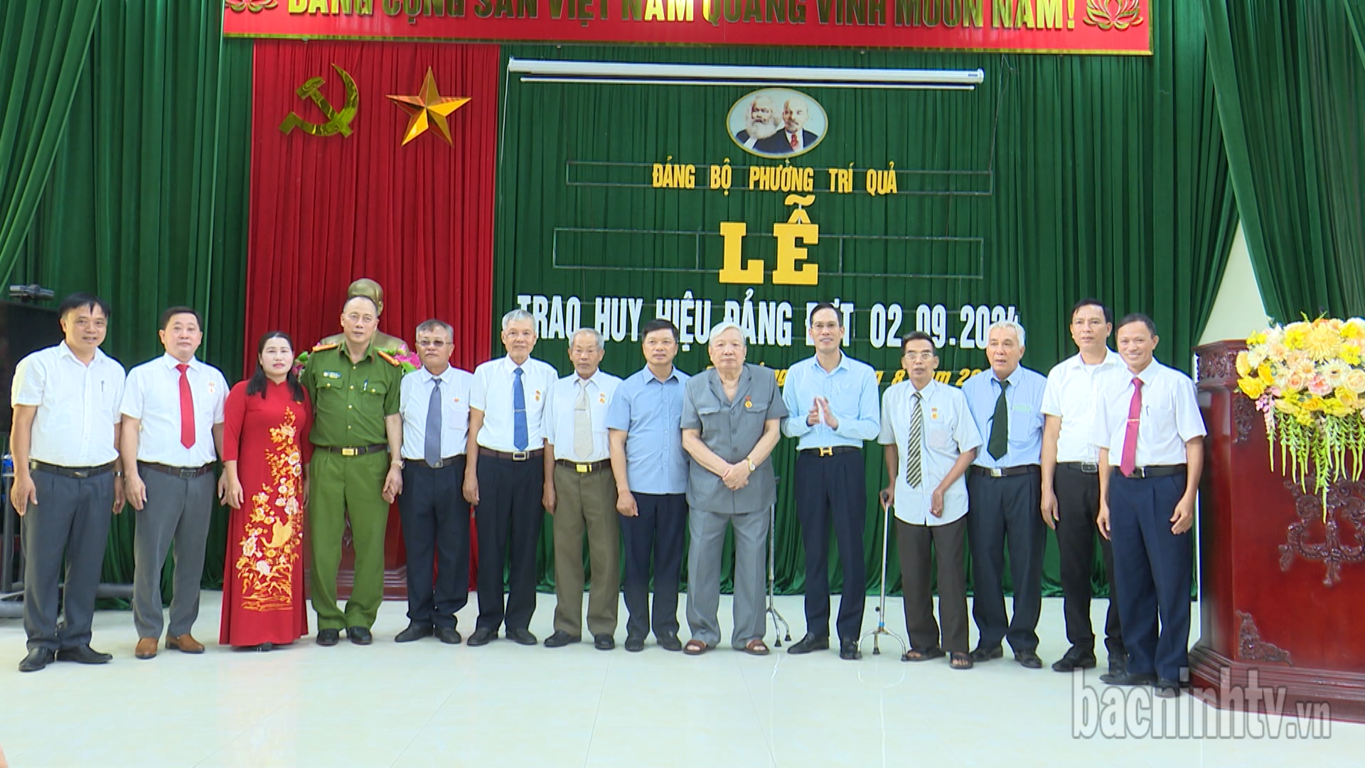 Các đồng chí lãnh đạo tỉnh trao Huy hiệu Đảng cho các đảng viên dịp 02/9    