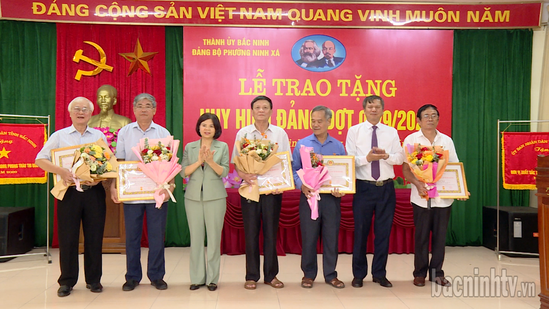 Chủ tịch HĐND tỉnh trao Huy hiệu Đảng tại phường Ninh Xá  (TP Bắc Ninh)