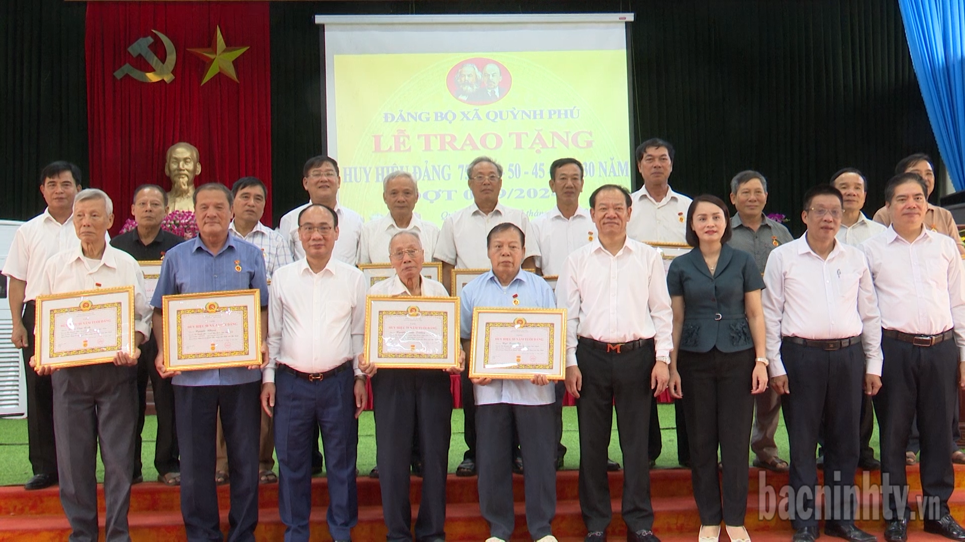 Lãnh đạo tỉnh trao Huy hiệu Đảng tại Đảng bộ huyện Gia Bình