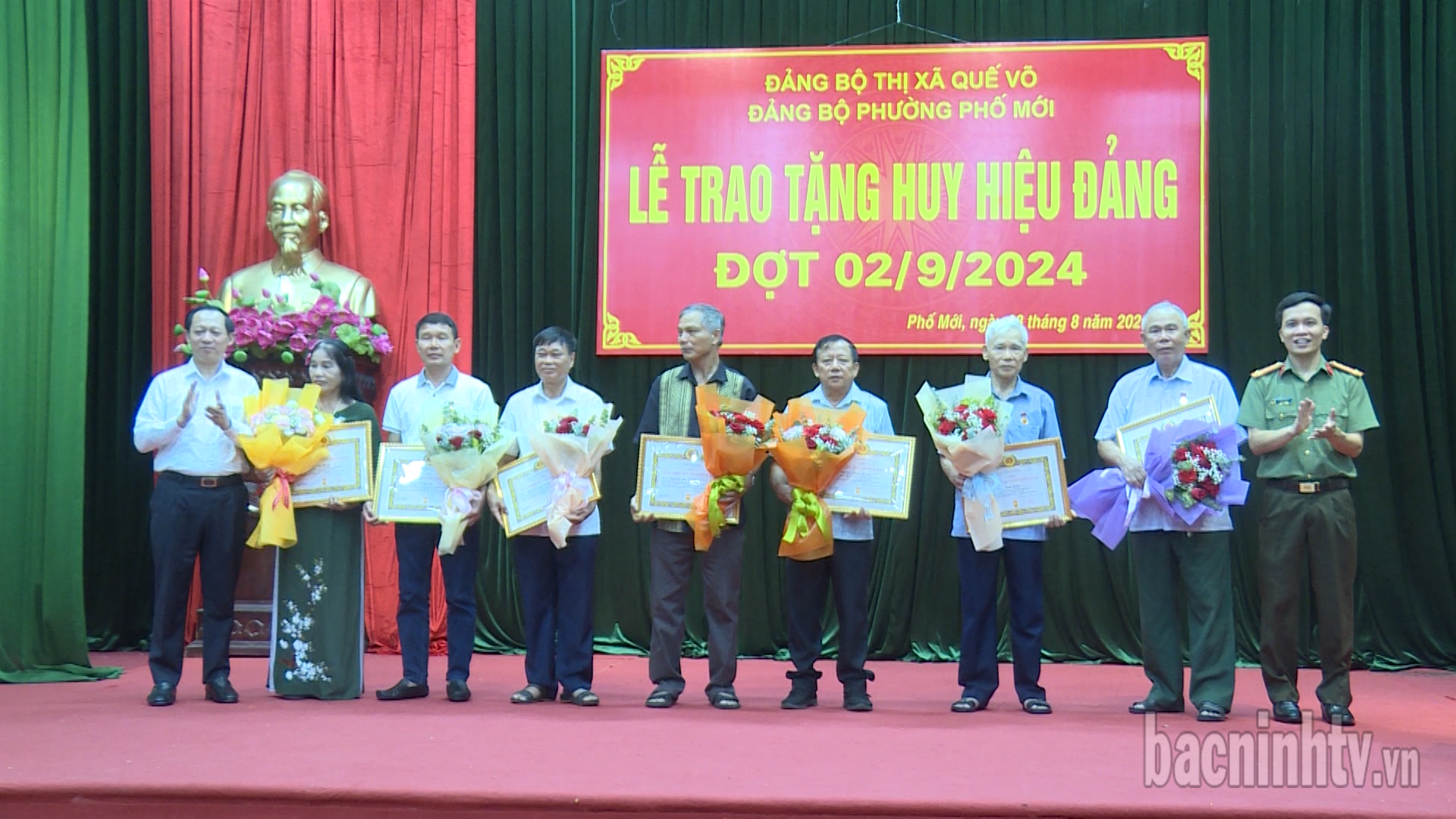Giám đốc Công an tỉnh trao Huy hiệu Đảng đợt 2/9 tại Quế Võ