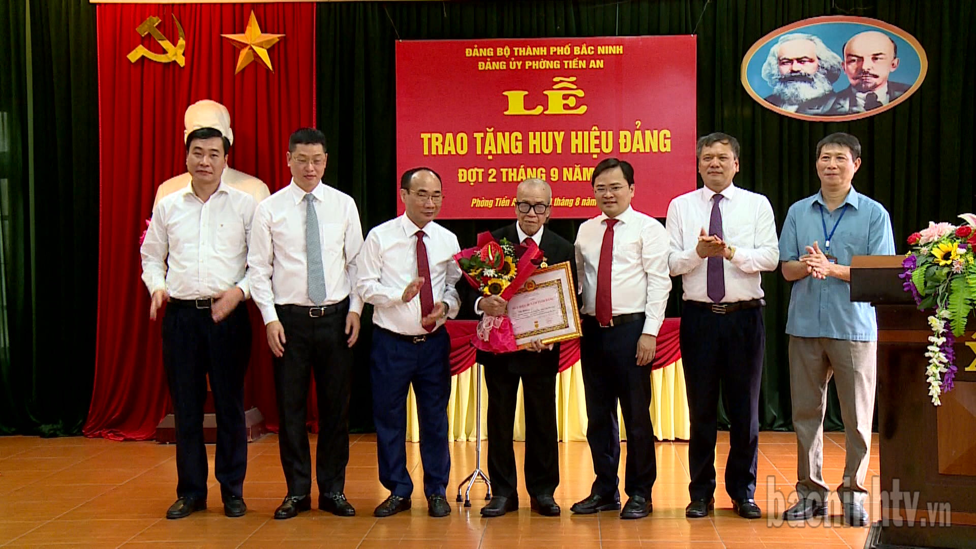 Bí thư Tỉnh ủy trao Huy hiệu Đảng tại phường Tiền An, TP Bắc Ninh