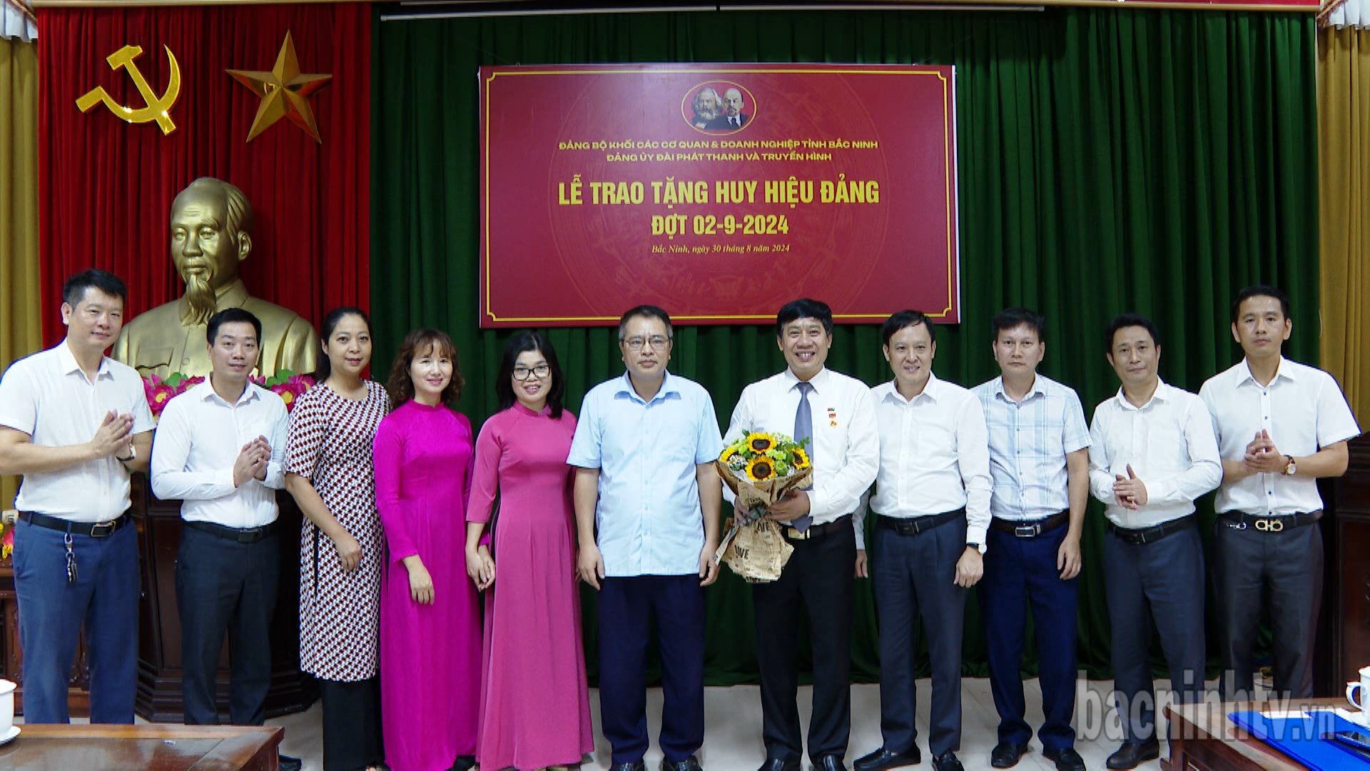 Giám đốc Đài PT&TH Bắc Ninh được trao tặng Huy hiệu 30 năm tuổi Đảng