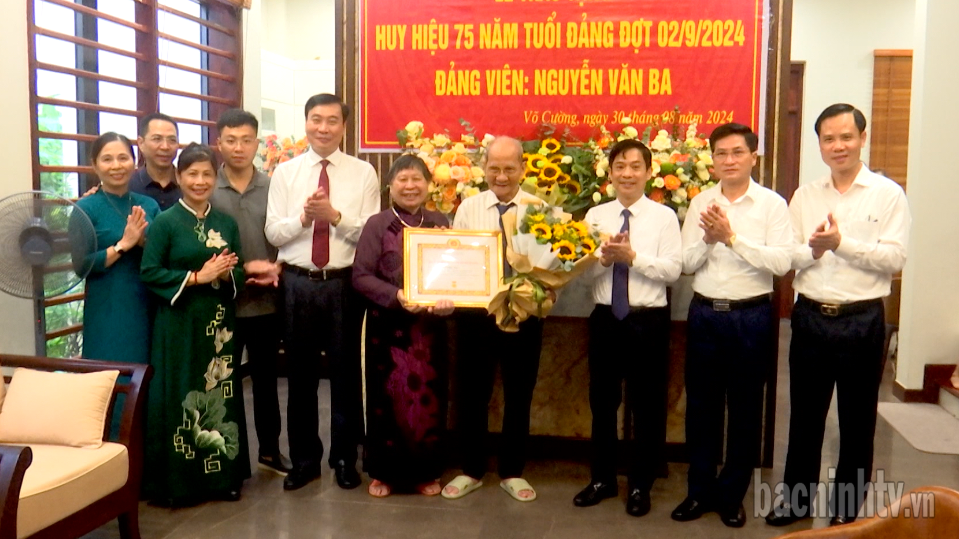 Các đồng chí lãnh đạo tỉnh trao Huy hiệu Đảng đợt 2/9/2024            