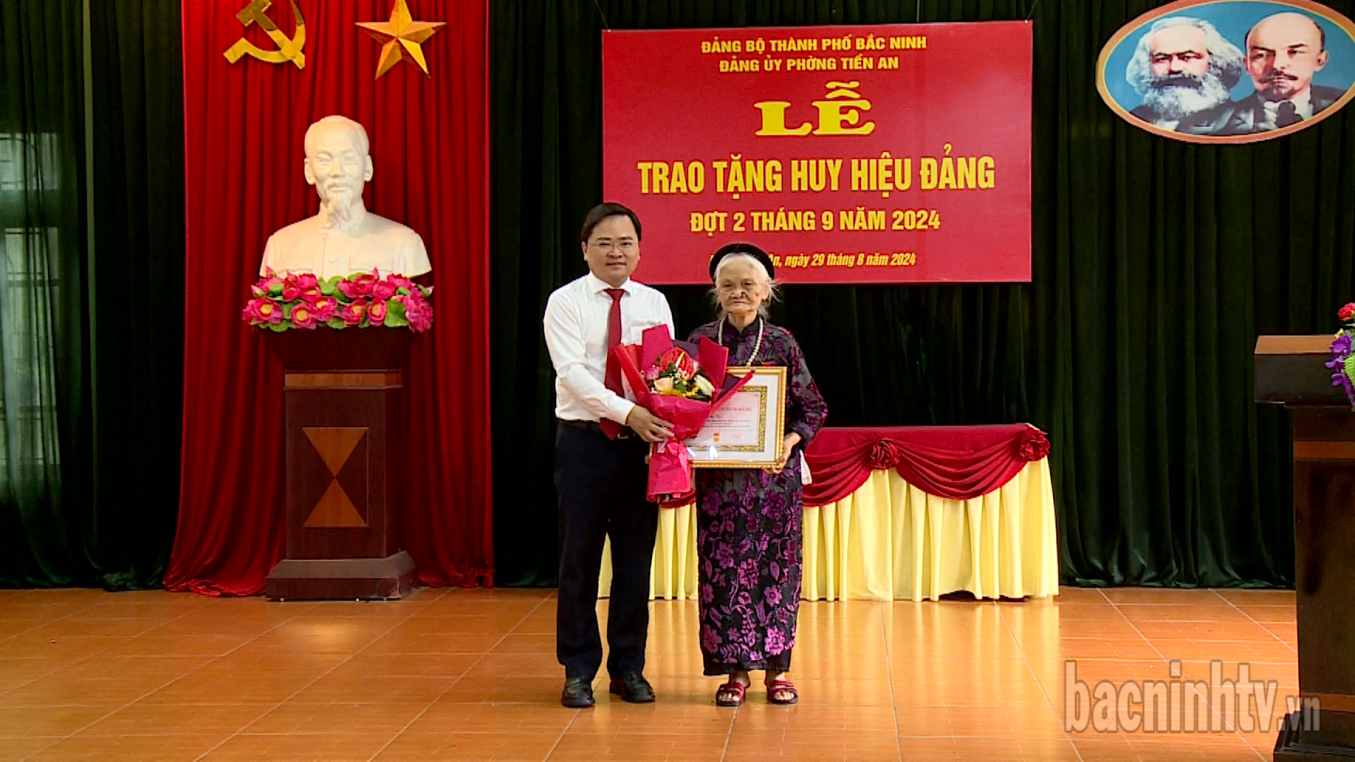 1.283 đảng viên được trao tặng Huy hiệu Đảng đợt 2/9/2024