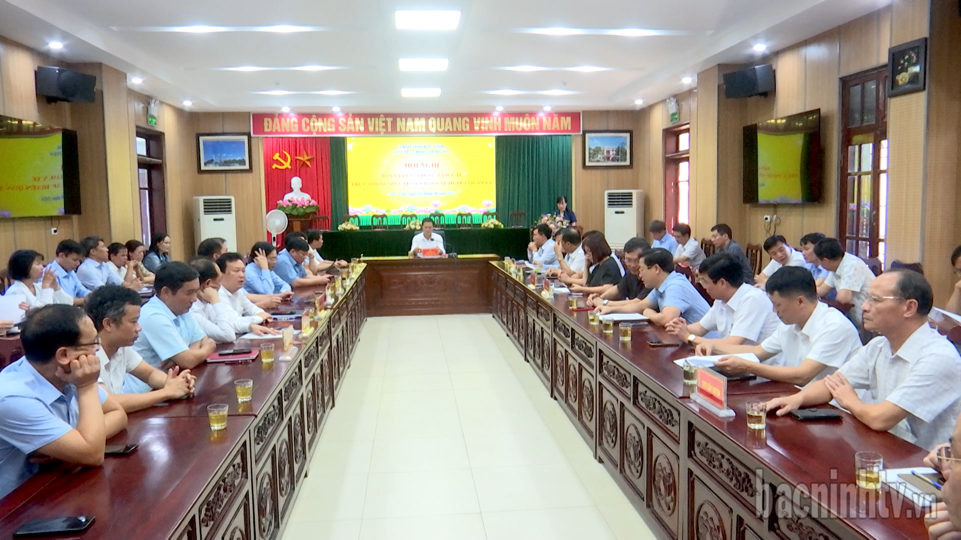 Bàn giao 7 Trung tâm Y tế  cấp huyện (trực thuộc Sở Y tế)  về UBND cấp huyện quản lý