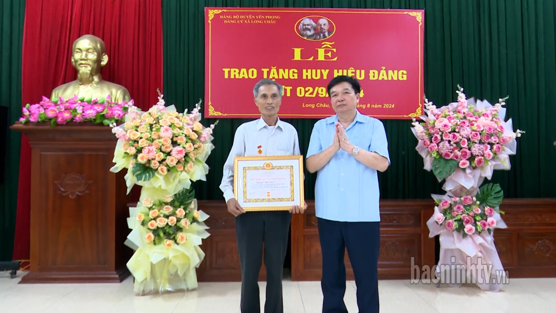 Trưởng Ban Dân vận Tỉnh ủy trao Huy hiệu Đảng tại Yên Phong