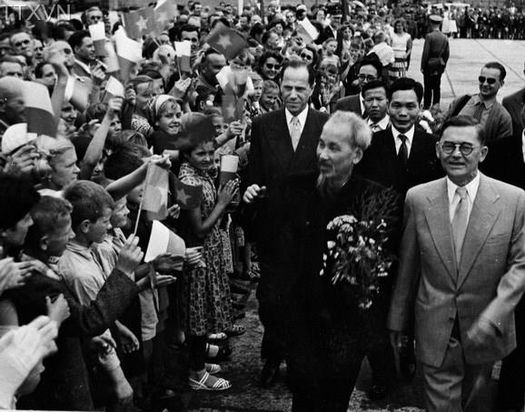Di chúc Chủ tịch Hồ Chí Minh - Ngọn cờ đoàn kết, dẫn dắt toàn dân tộc đi tới tương lai tươi sáng - Tấm gương vĩ đại đoàn kết các dân tộc trên thế giới