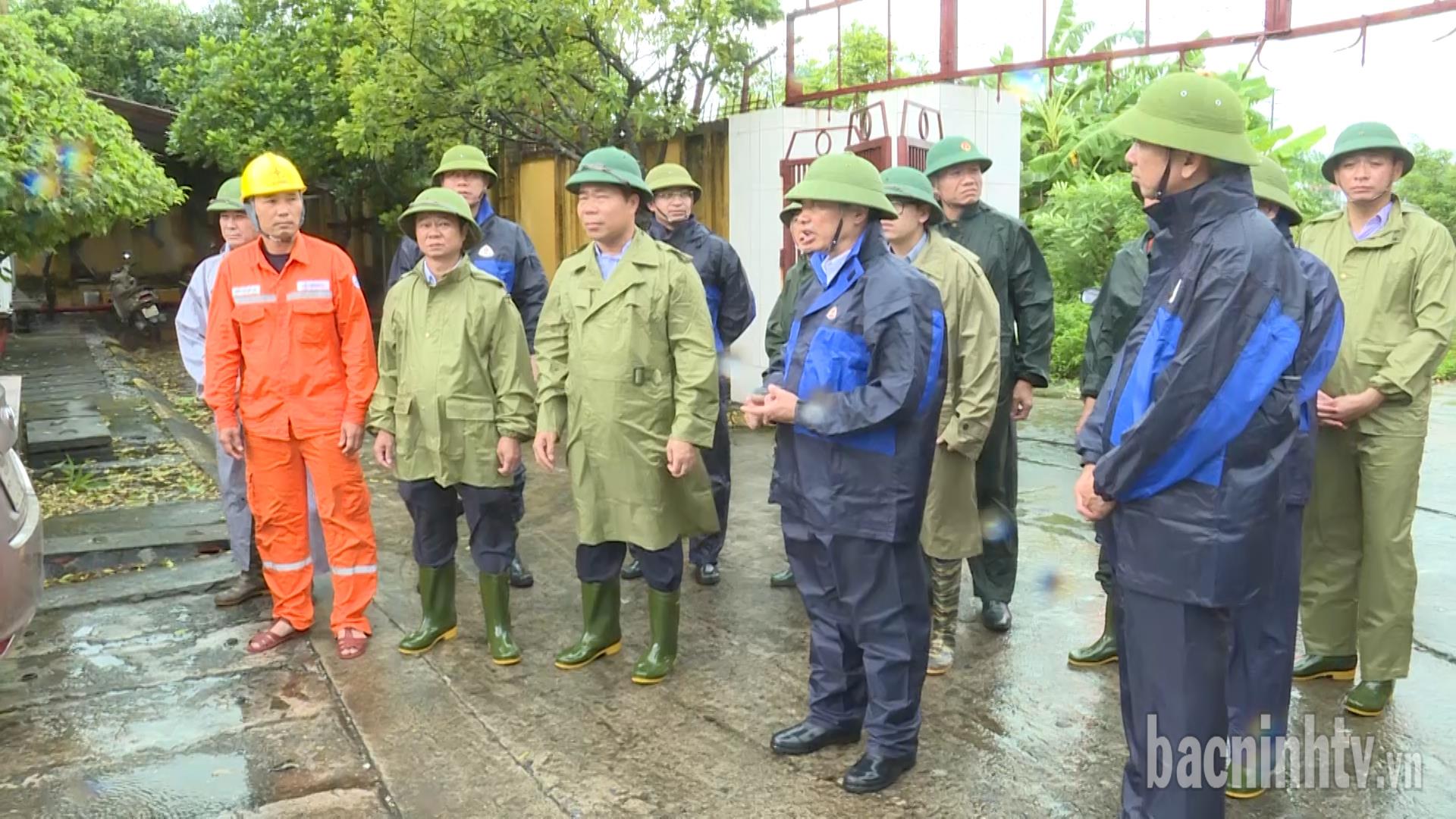 Đoàn công tác của tỉnh kiểm tra điểm sạt lở đê tại huyện Yên Phong và ứng phó bão thị xã Thuận Thành