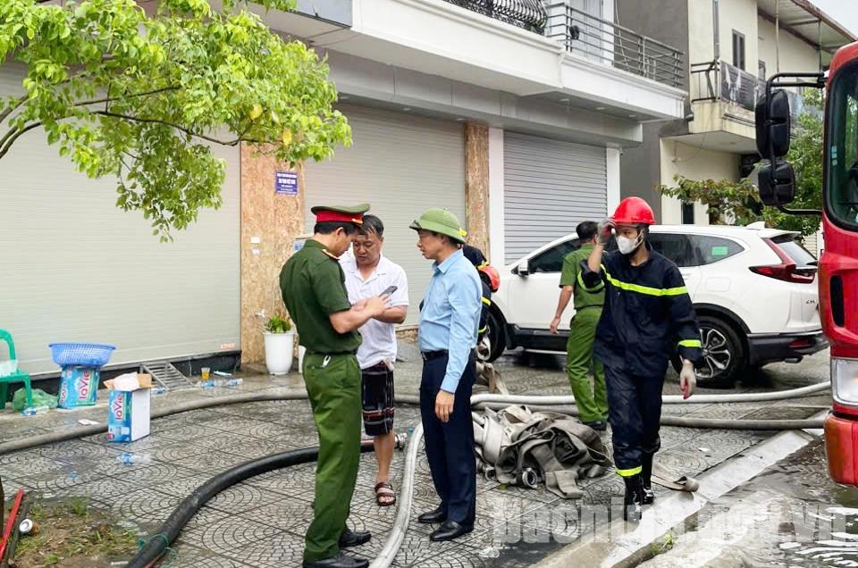 Phó Chủ tịch Thường trực UBND tỉnh Đào Quang Khải trực tiếp chỉ đạo công tác chữa cháy tại phường Đại Phúc