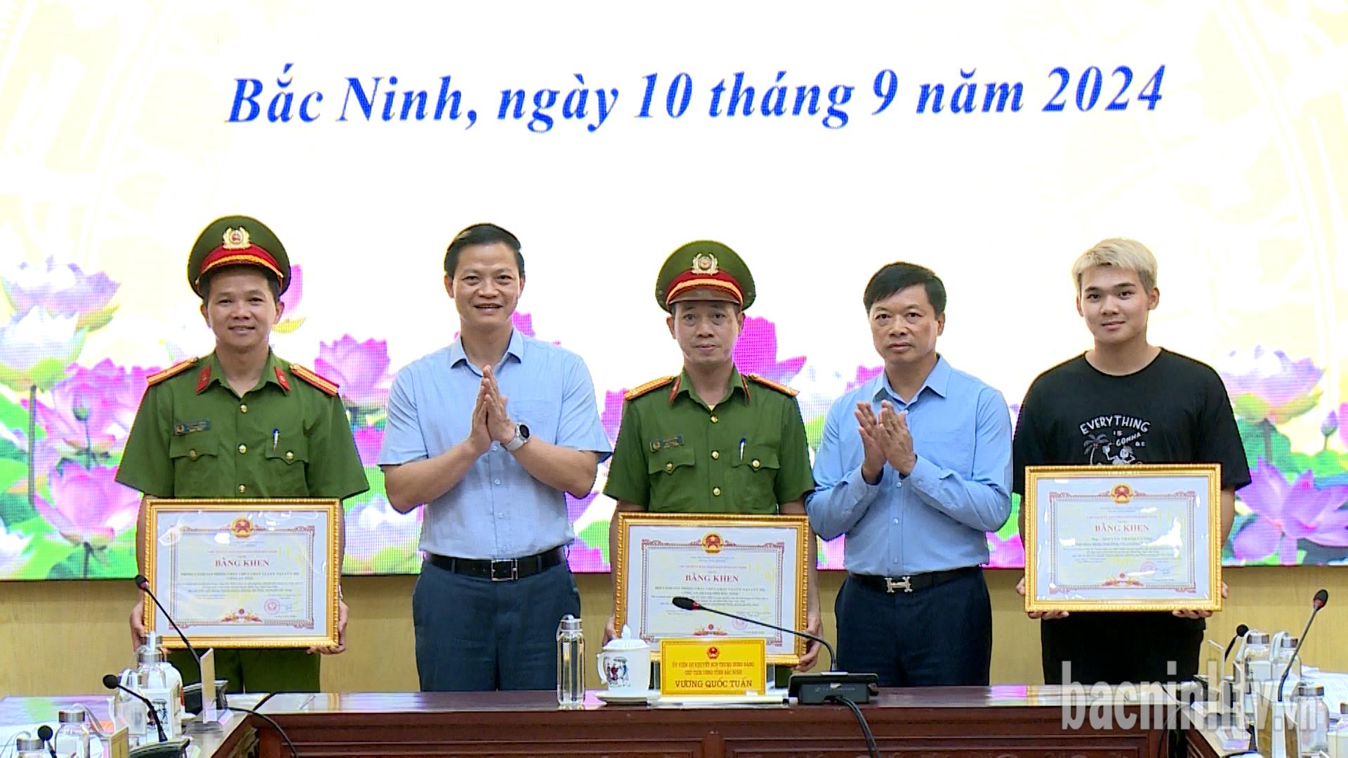 Chủ tịch UBND tỉnh khen thưởng đột xuất các tập thể, cá nhân có thành tích xuất sắc trong xử lý sự cố đê và phòng cháy, chữa cháy