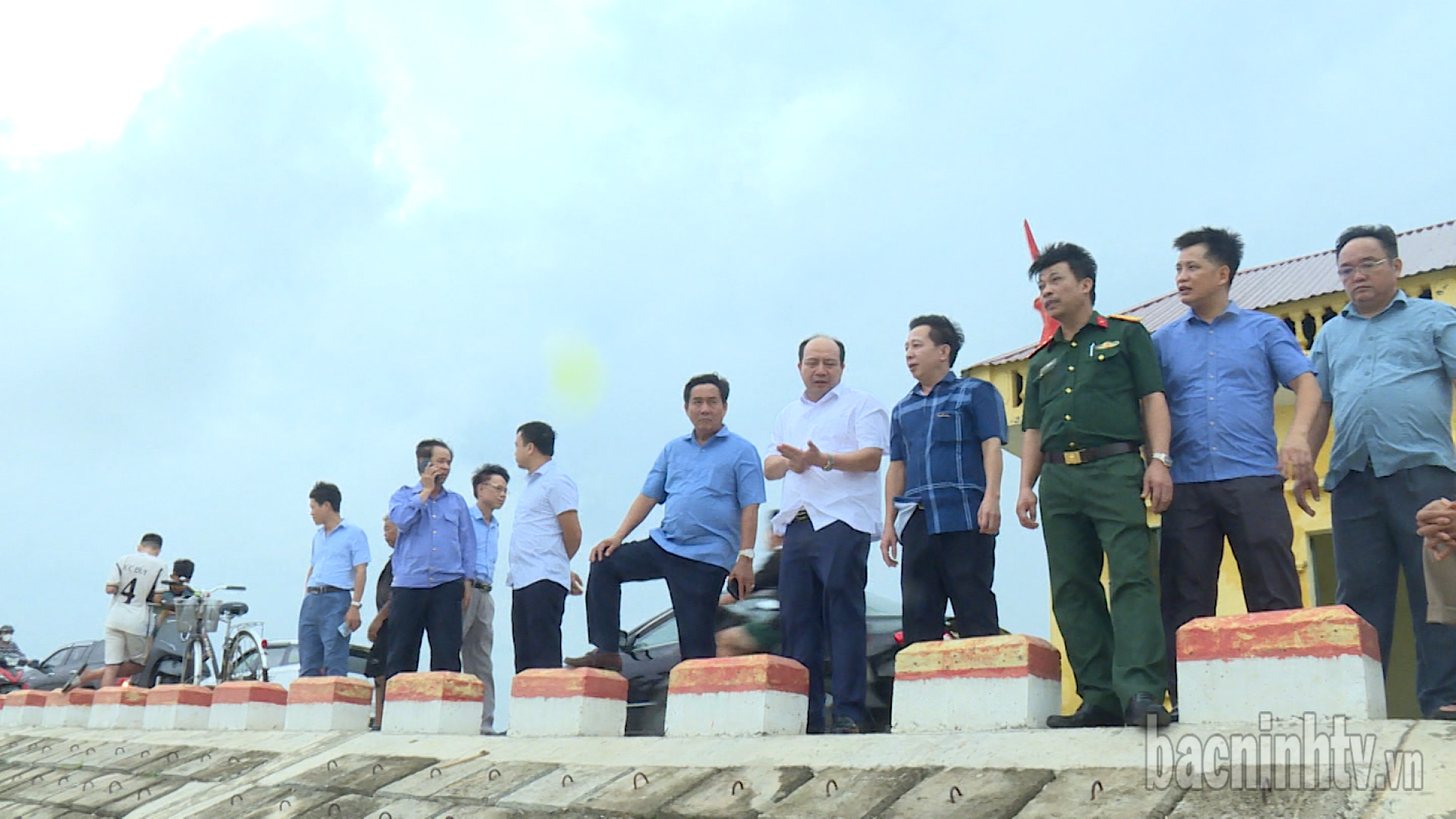 Ban chỉ huy Phòng chống thiên tai và Tìm kiếm cứu nạn huyện Yên Phong kiểm tra đê ứng phó báo động số 2