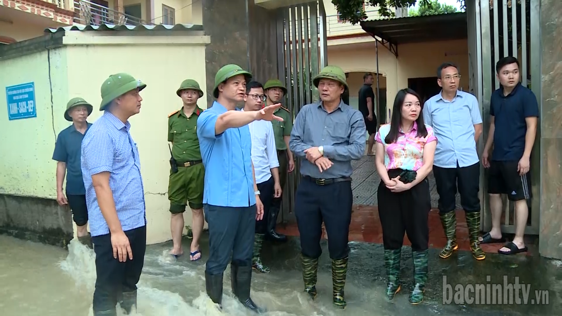 Chủ tịch UBND tỉnh kiểm tra công tác đắp đê bối và di dân khu vực Đẩu Hàn, Quả Cảm, phường Hoà Long, thành phố Bắc Ninh