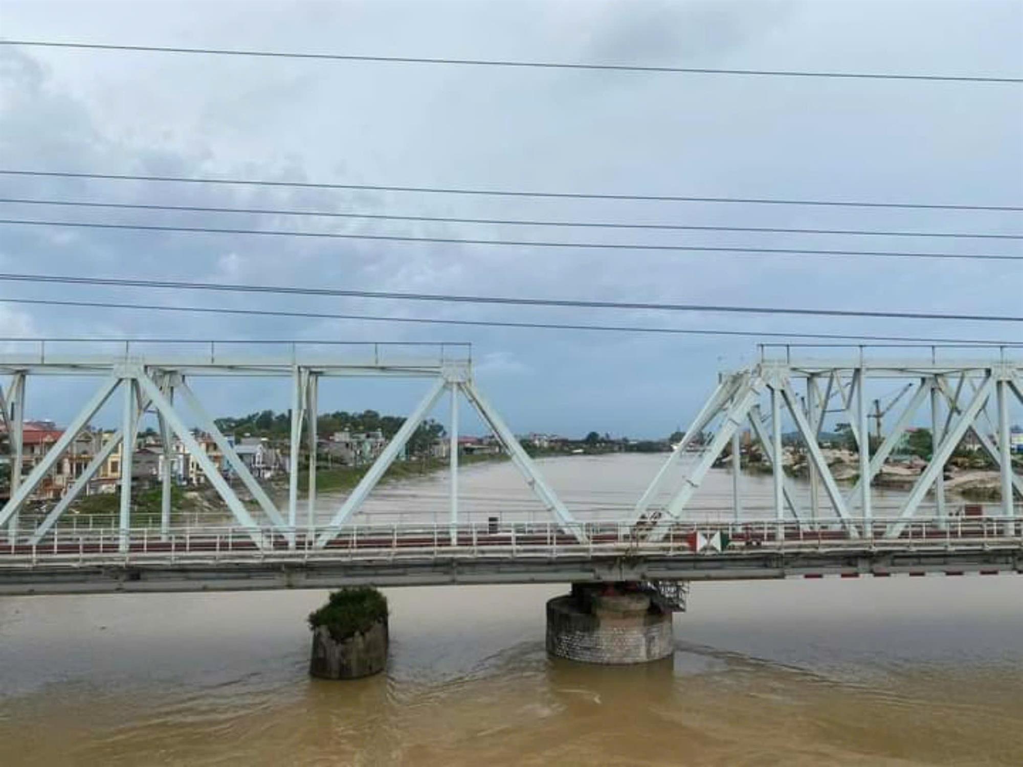 Cấm tất cả các phương tiện giao thông trên cầu đường bộ thuộc cầu Đáp Cầu hướng từ Bắc Ninh sang Bắc Giang từ 10 giờ 30 ngày 11/9/2024. 