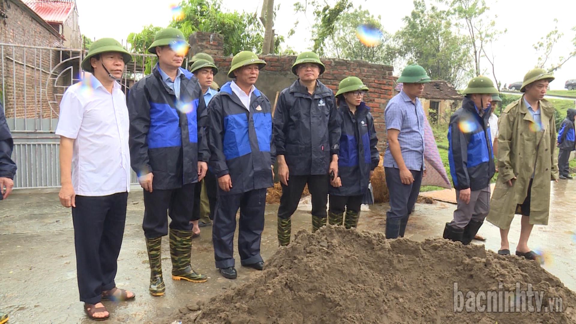 Phó Chủ tịch UBND tỉnh Ngô Tân Phượng chỉ đạo xử lý mạch sủi tại Quế Võ