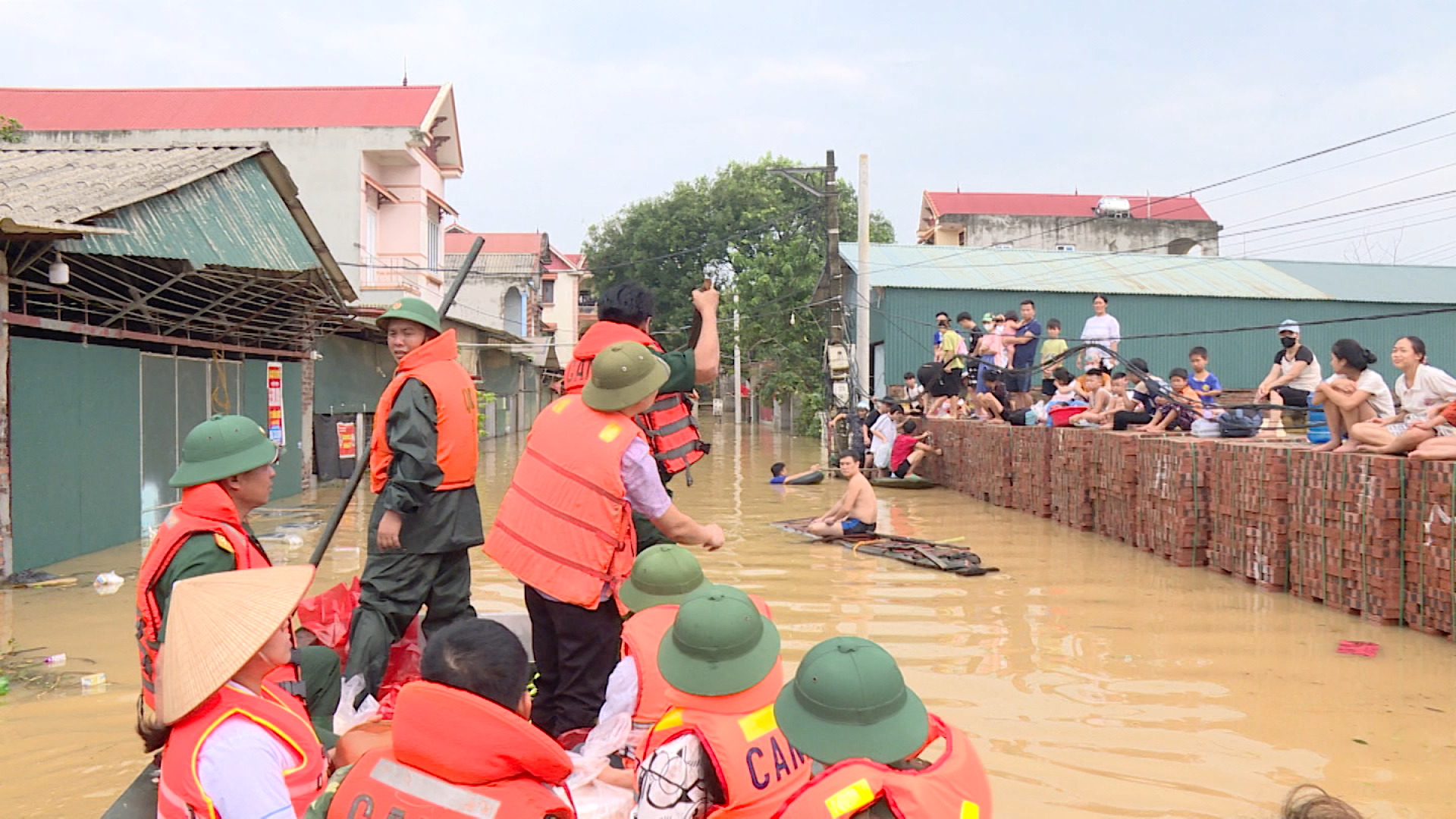 Trưởng ban Dân vận Tỉnh ủy trao quà hỗ trợ người dân bị ngập úng tại huyện Yên Phong