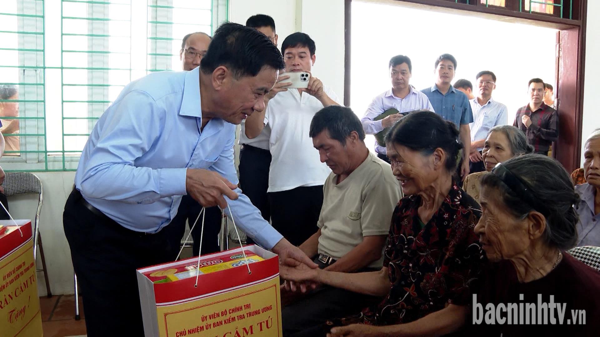 Chủ nhiệm Ủy ban Kiểm tra Trung ương thăm, tặng quà nhân dân Bắc Ninh bị ảnh hưởng do bão số 3