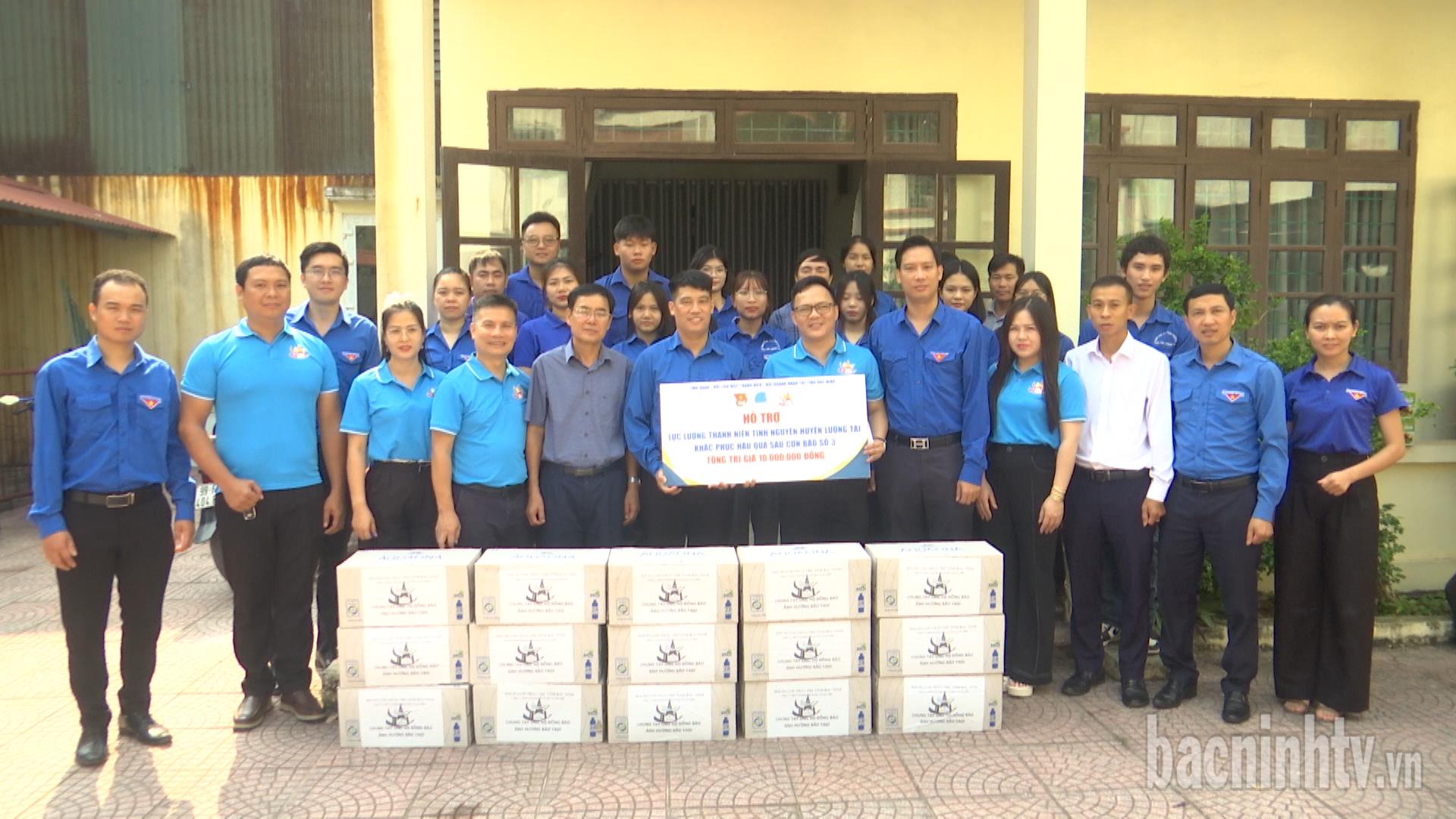 Hội Doanh nhân trẻ tỉnh tặng quà hỗ trợ gia đình bị ảnh hưởng do bão số 3
