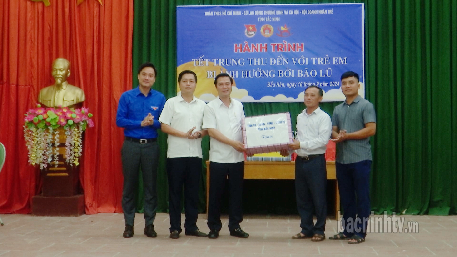 Lãnh đạo tỉnh tặng quà cho trẻ em bị ảnh hưởng bởi bão lũ nhân dịp Tết Trung thu