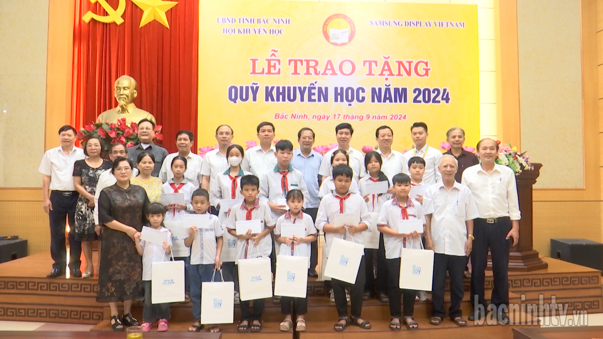 Công ty TNHH Samsung Display trao 100 suất học bổng học sinh có hoàn cảnh đặc biệt khó khăn