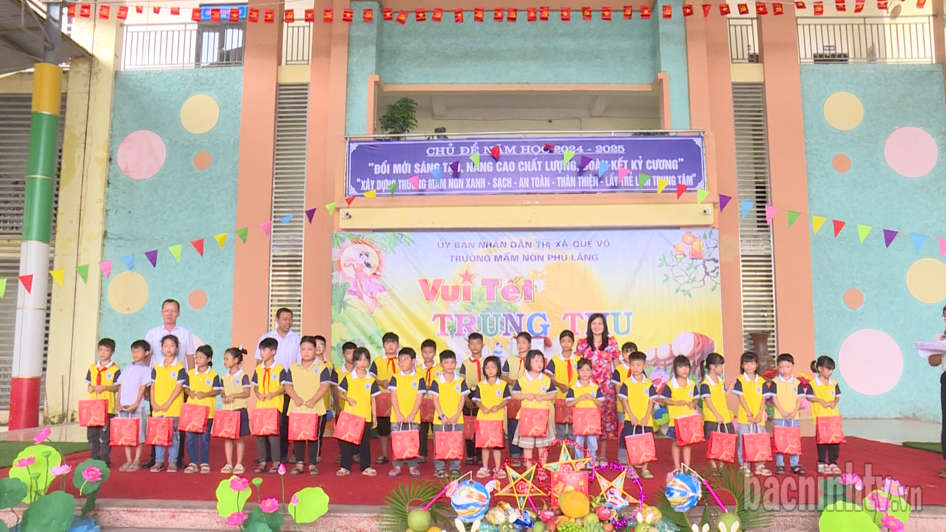 Nhiều cơ quan, đơn vị, doanh nghiệp tổ chức thăm, tặng quà Tết Trung thu