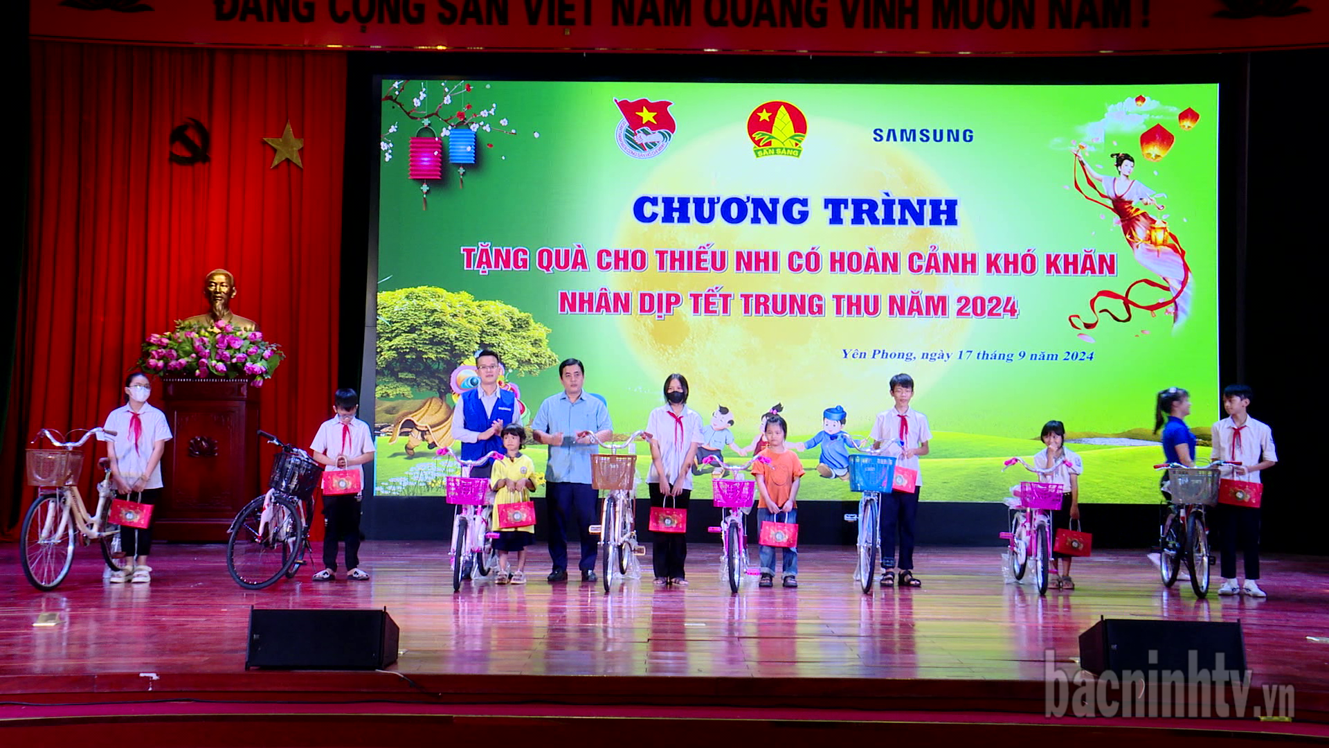 Yên Phong tặng quà cho thiếu nhi có hoàn cảnh khó khăn            