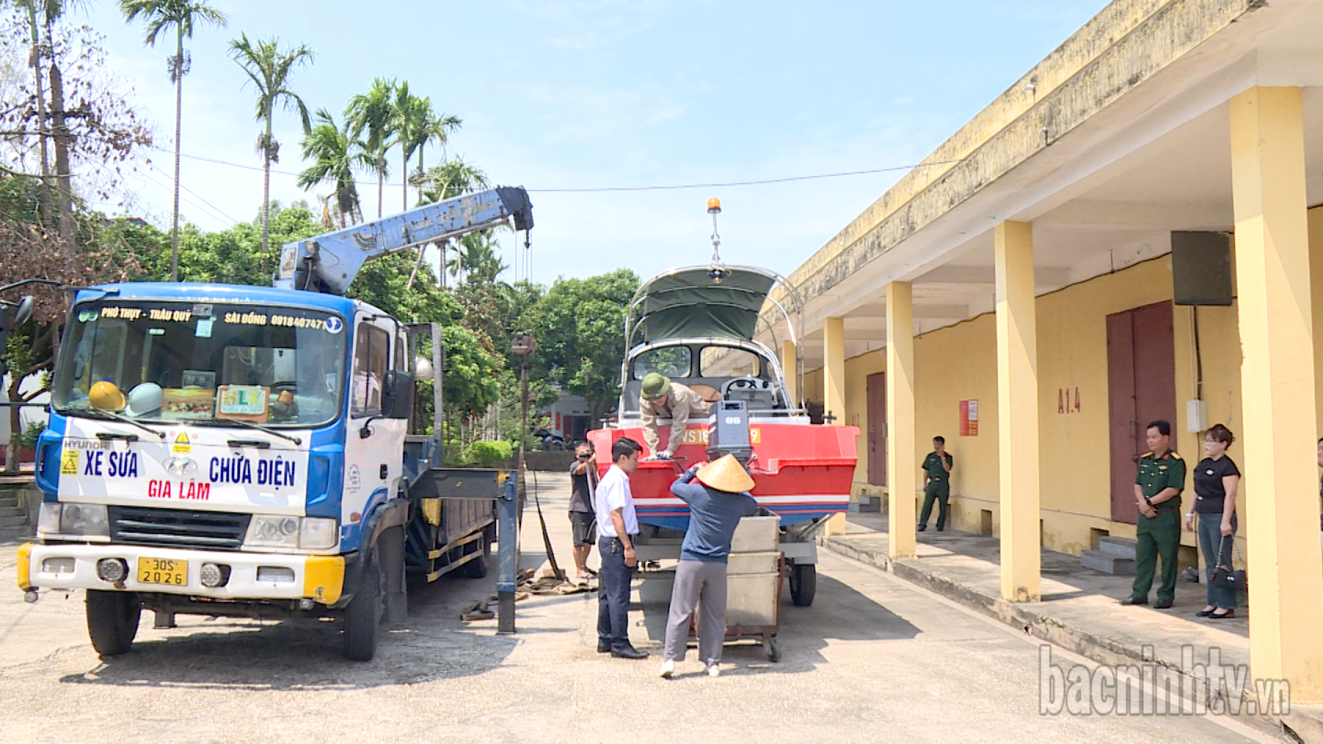 Cục Dự trữ Nhà nước khu vực Hà Bắc bàn giao xuồng cứu hộ cho tỉnh Cao Bằng