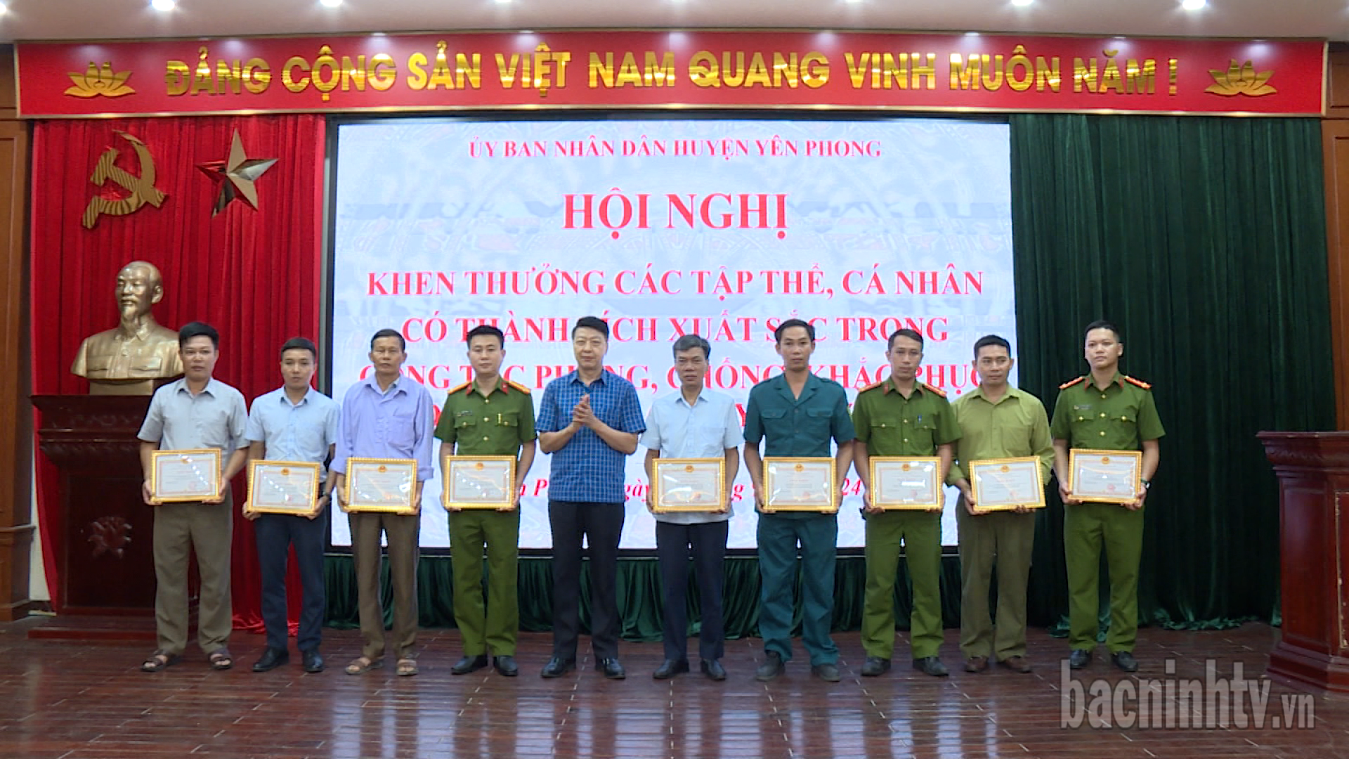 Yên Phong khen thưởng công tác phòng, chống, khắc hậu quả bão số 3            