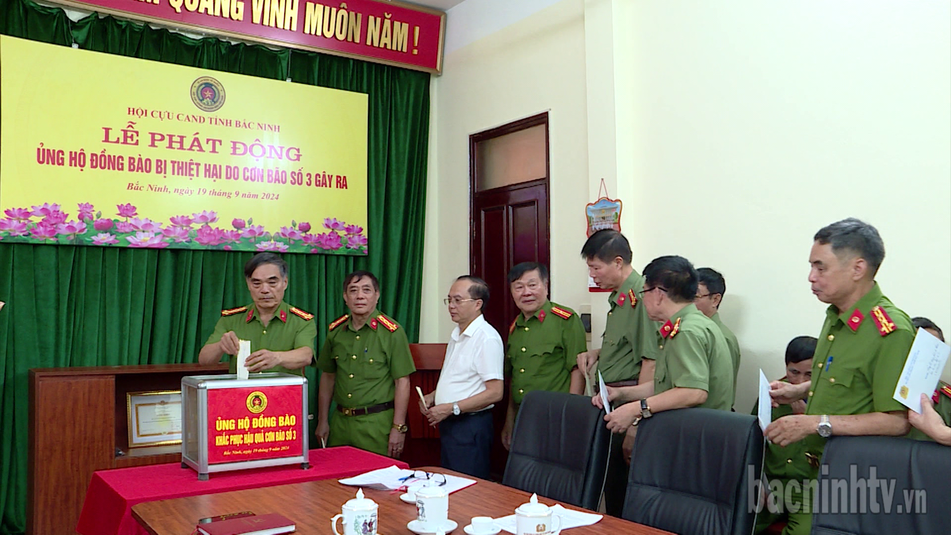 Hội Cựu CAND tỉnh Bắc Ninh ủng hộ đồng bào bị ảnh hưởng cơn bão số 3