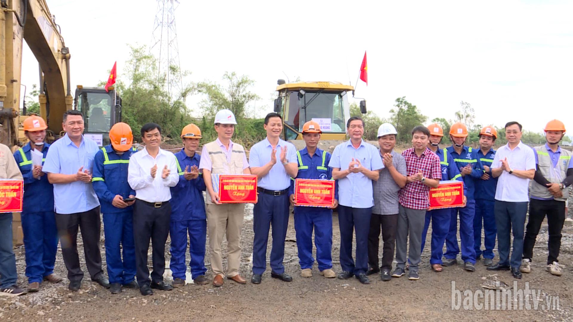 Chủ tịch UBND tỉnh thăm, động viên đơn vị thi công cầu Kênh Vàng