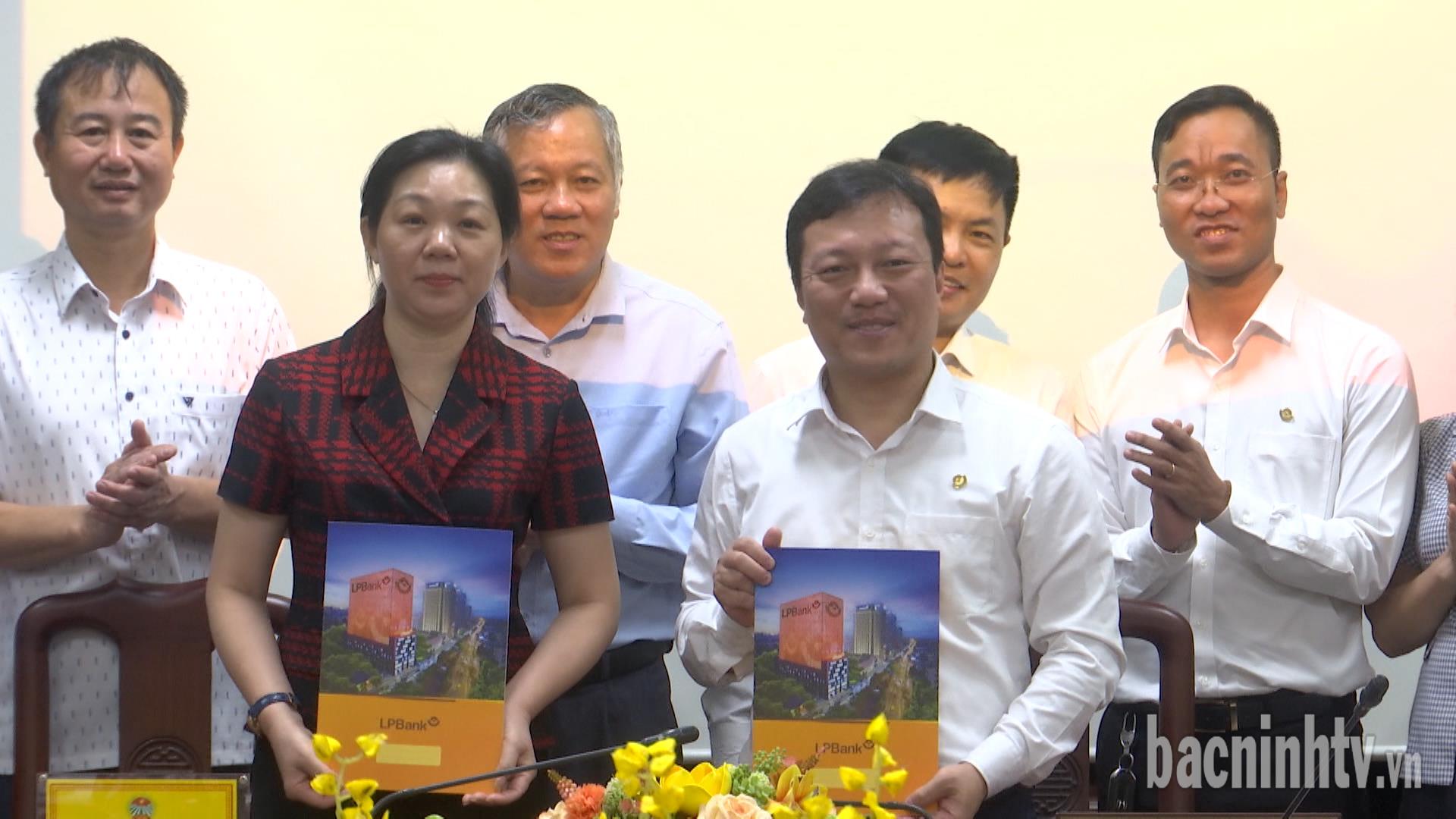 Hội Nông dân tỉnh và Ngân hàng Thương mại cổ phần Lộc Phát Việt Nam ký thỏa thuận hợp tác