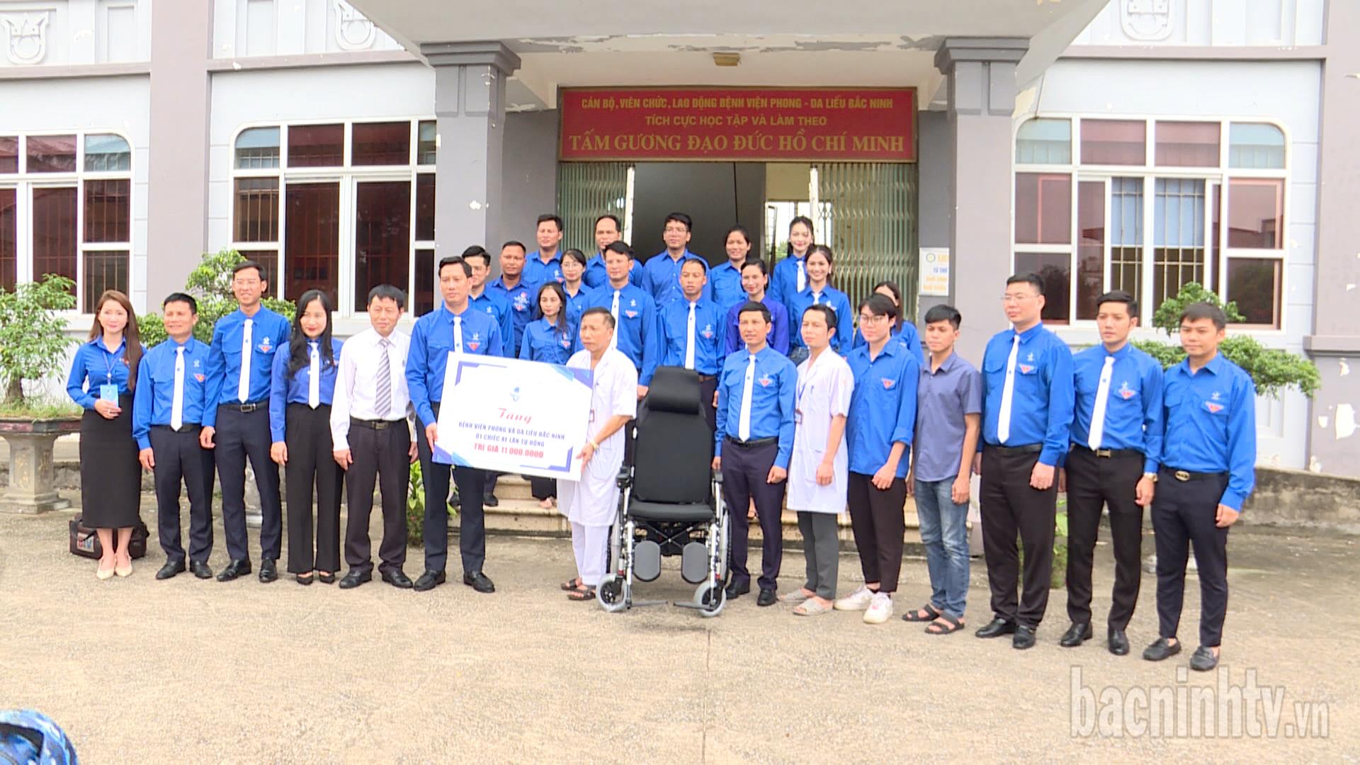 Đoàn đại biểu dự Đại hội Liên hiệp Thanh niên tỉnh dâng hương tưởng niệm các anh hùng liệt sỹ