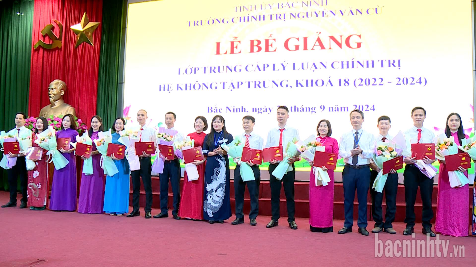 Bế giảng lớp Trung cấp Lý luận Chính trị hệ không tập trung khóa 18 (2022-2024)