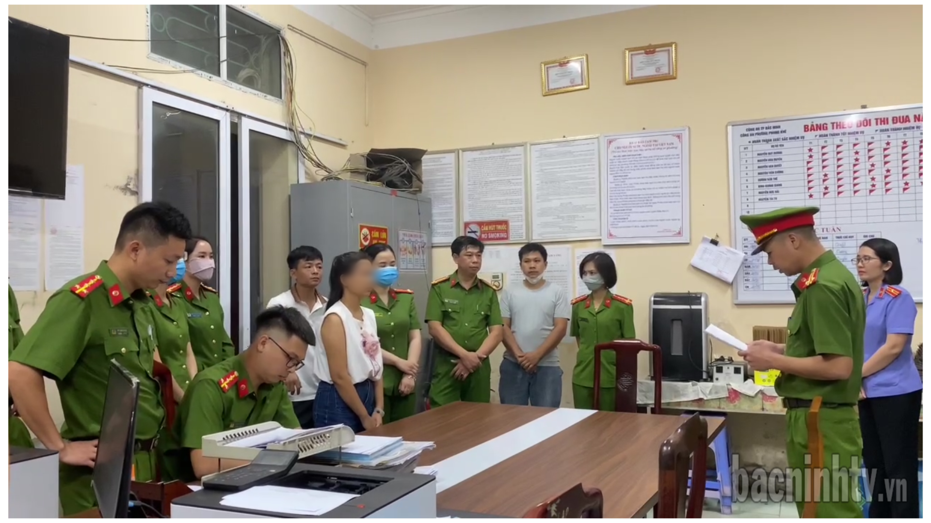 Công an thành phố Bắc Ninh bắt người bị giữ trong trường hợp khẩn cấp để điều tra về hành vi chống người thi hành công vụ