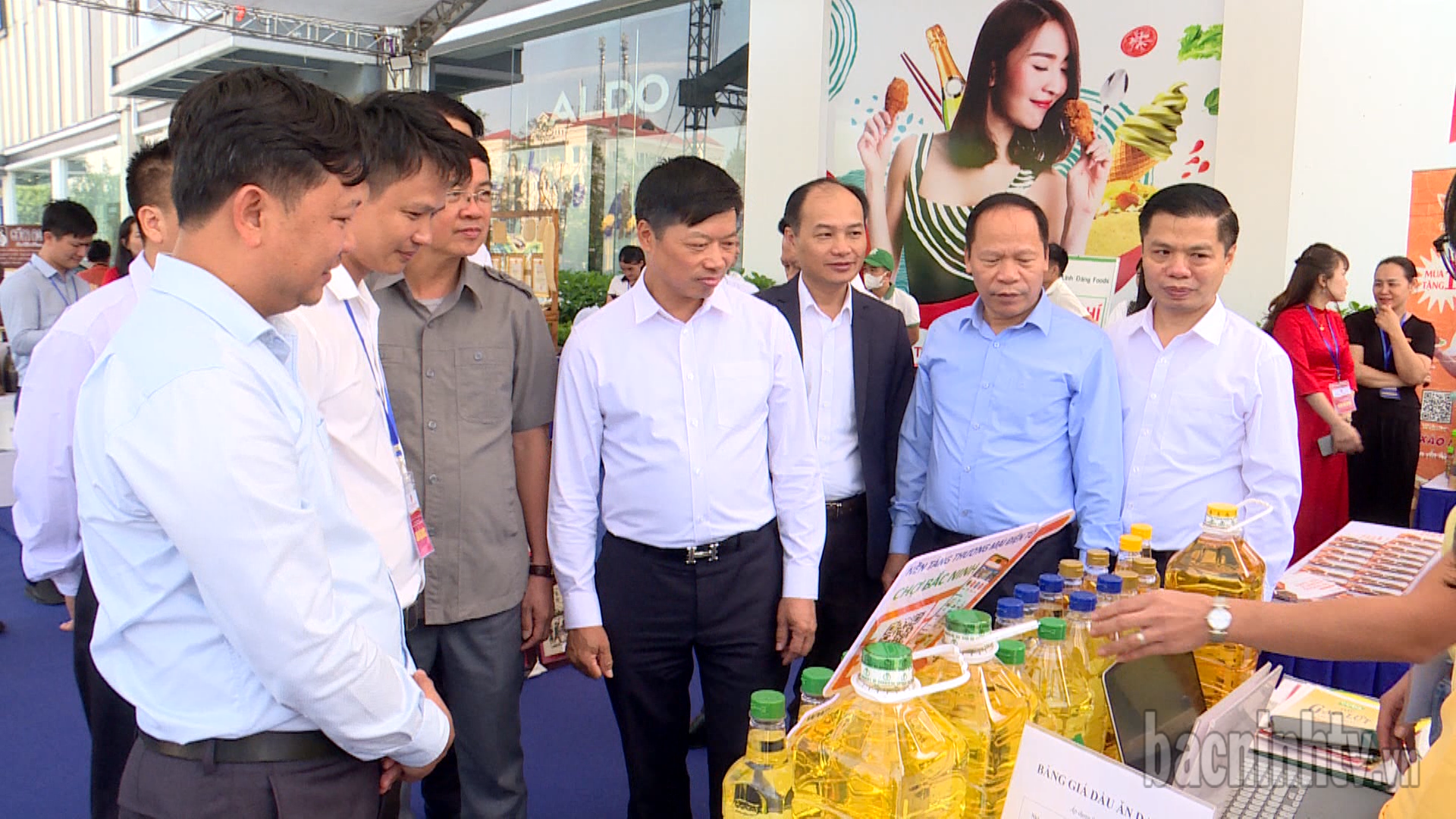 Phát động mua sắm trực tuyến và thanh toán không dùng tiền mặt