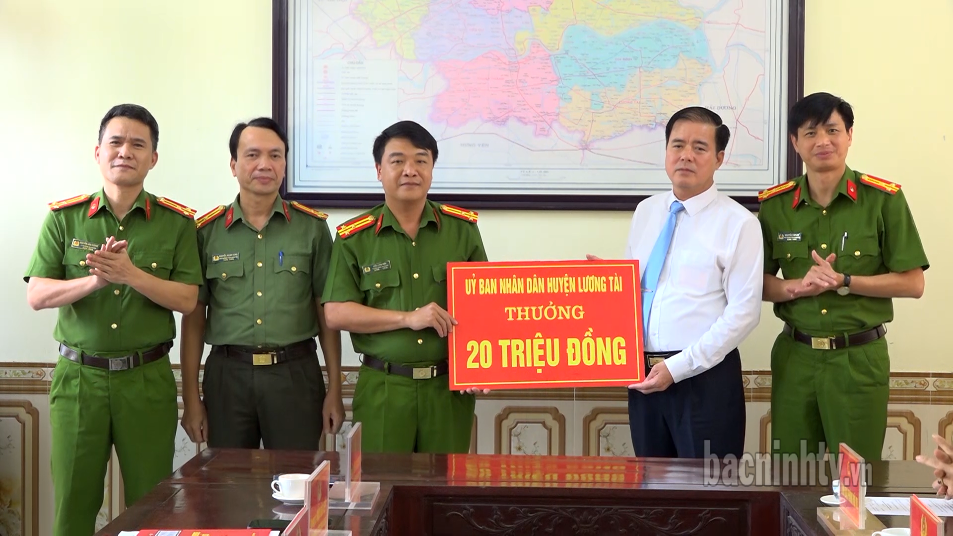 Lương Tài thưởng nóng 20 triệu cho Công an huyện có thành tích  triệt phá tội phạm