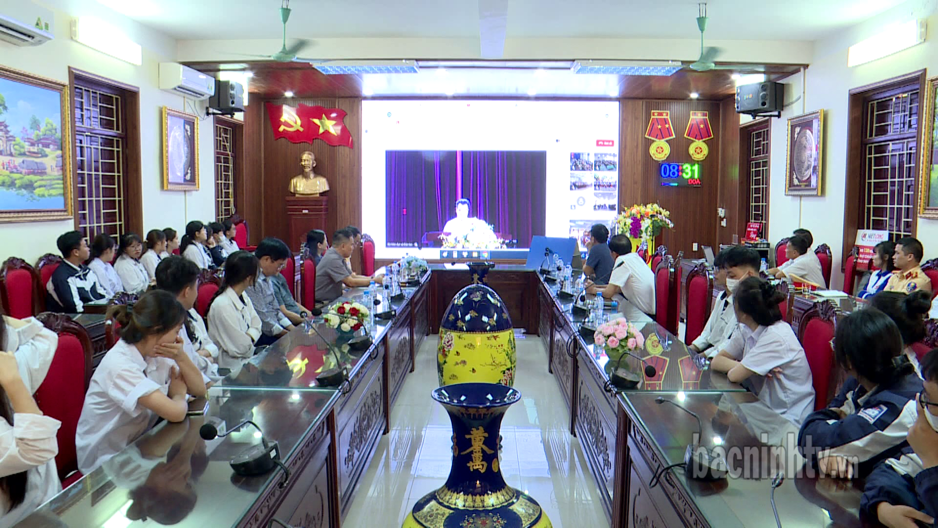 Phát động học sinh, sinh viên chấp hành luật về ATGT