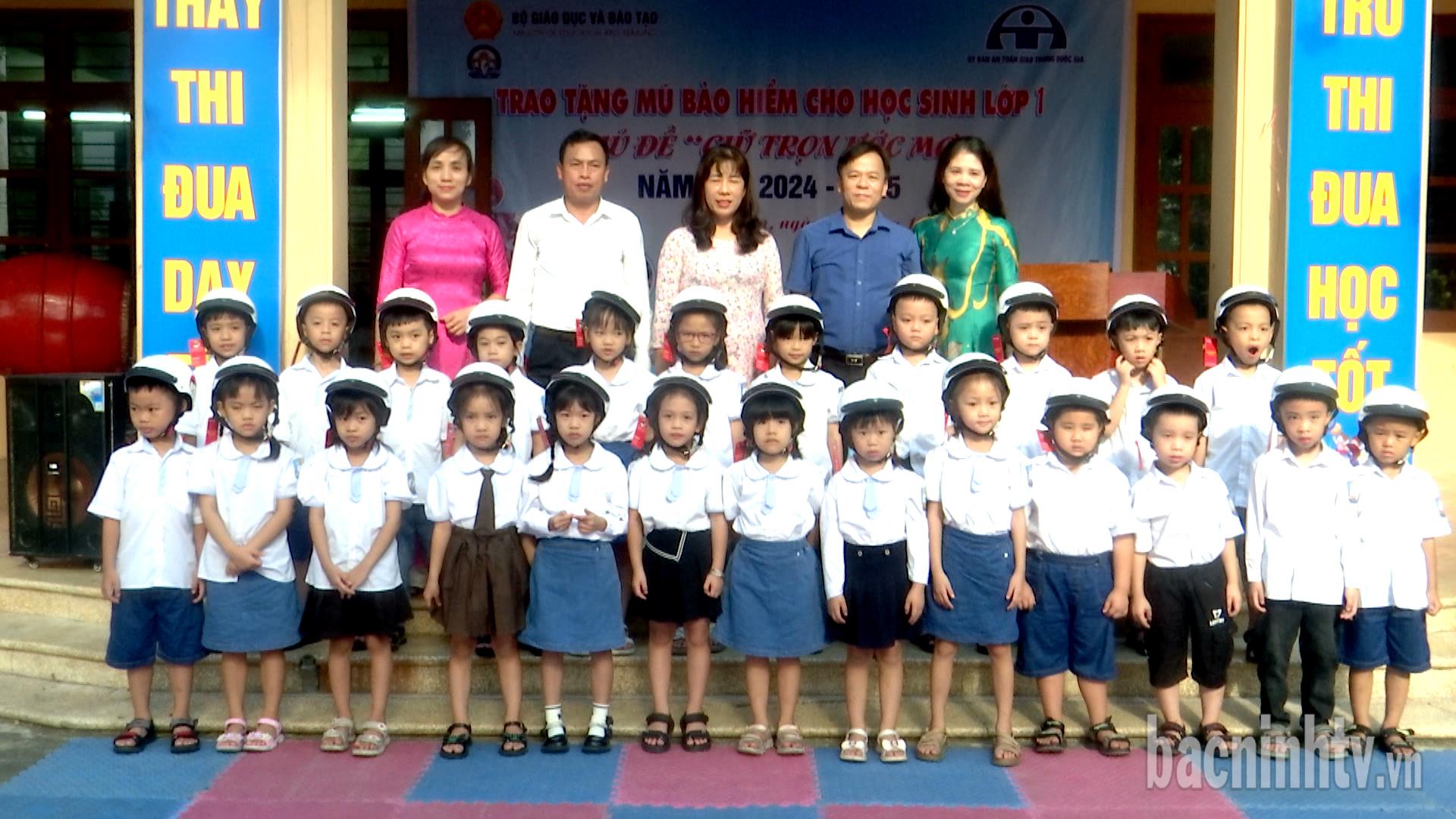 Trao tặng 142 mũ bảo hiểm cho học sinh lớp 1 Trường Tiểu học Phú Lâm 1